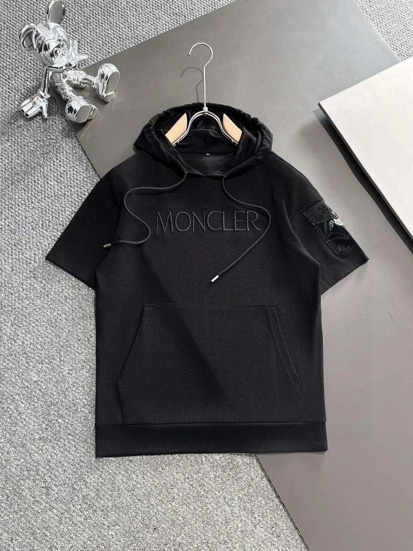P560 Brand [MONCLER Mouth Covered] 2025 round neck short-sleeved shorts suit. The pure cotton fabric upper body will not be stuffy, the smooth and comfortable skin-friendly effect is more breathable, the fabric has its own texture, classic logo technology, a new interpretation from a unique angle, the first choice for fashion and versatility! Size: M-3XL (maximum wear: 190 pounds)