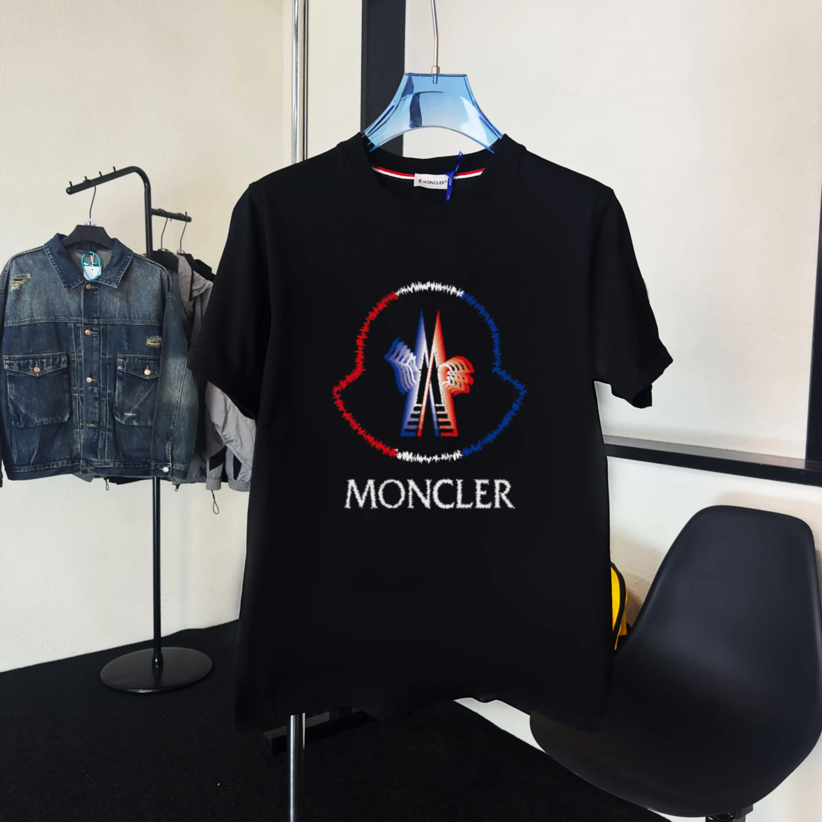 P140 Upgraded version "Mobile phone smart sensor ~ NFC chip armband ~ Direct access to the official website for anti-counterfeiting" "Moncler ~ Mouth Mouth" 2025 new high-quality round neck short-sleeved T-shirt. The cuffs have imported embroidered labels. Customized dyeing, very comfortable to touch. Super versatile and good-looking short-sleeved. Complete with three labels. Non-market ordinary version. Feel free to compare. Quality is absolutely guaranteed! ‼ First of all, this original fabric is all custom-woven with 32-count double yarn fabric, 250G, and the weight is the same‼ Fine workmanship, double waistcoat method, double waistcoat method, double waistcoat method makes the whole dress more three-dimensional, which is not a craft that ordinary T-shirts can achieve🤪 Size: S-M-L-XL-2XL Color: black, white, apricot, same style for men and women