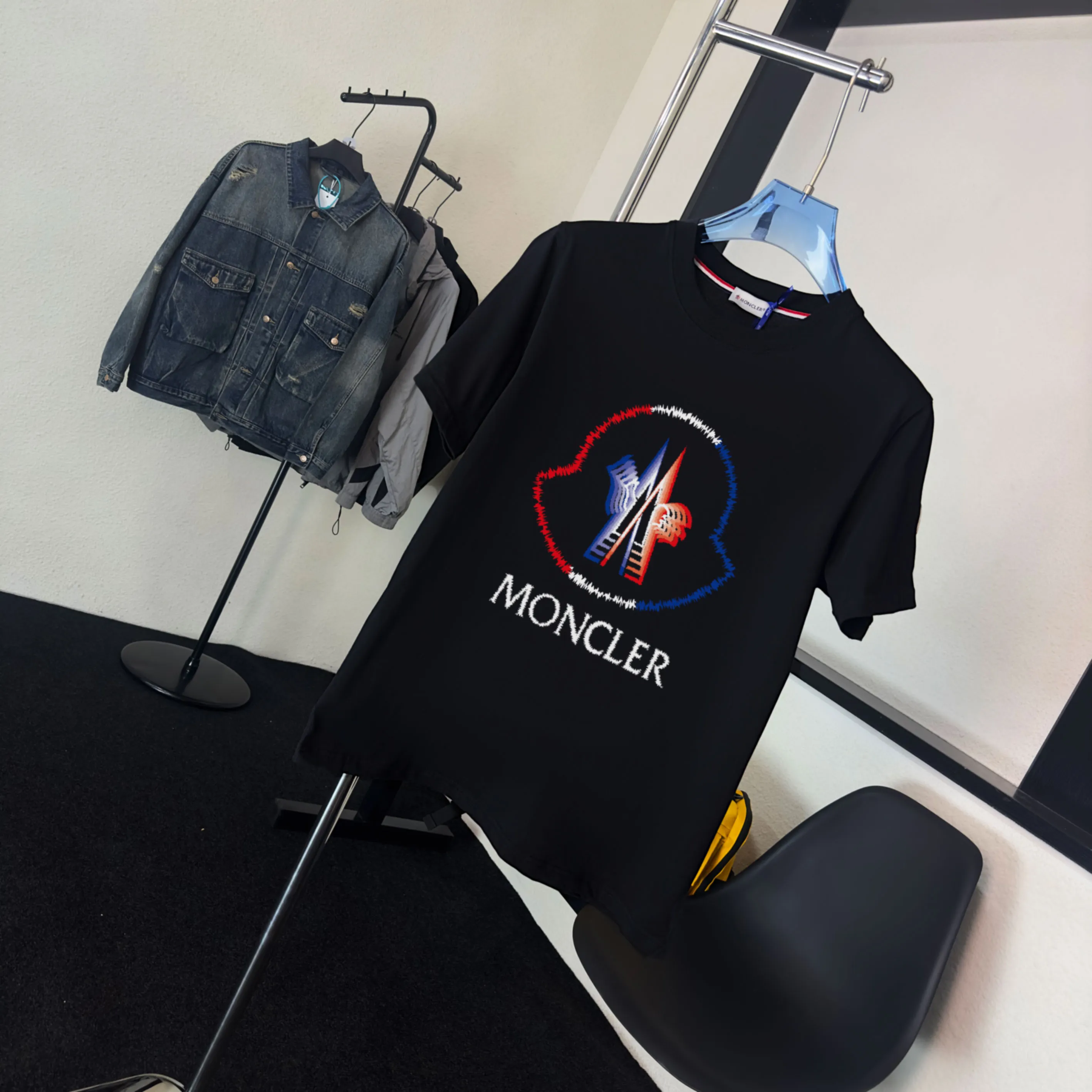 P140 Upgraded version "Mobile phone smart sensor ~ NFC chip armband ~ Direct access to the official website for anti-counterfeiting" "Moncler ~ Mouth Mouth" 2025 new high-quality round neck short-sleeved T-shirt. The cuffs have imported embroidered labels. Customized dyeing, very comfortable to touch. Super versatile and good-looking short-sleeved. Complete with three labels. Non-market ordinary version. Feel free to compare. Quality is absolutely guaranteed! ‼ First of all, this original fabric is all custom-woven with 32-count double yarn fabric, 250G, and the weight is the same‼ Fine workmanship, double waistcoat method, double waistcoat method, double waistcoat method makes the whole dress more three-dimensional, which is not a craft that ordinary T-shirts can achieve🤪 Size: S-M-L-XL-2XL Color: black, white, apricot, same style for men and women