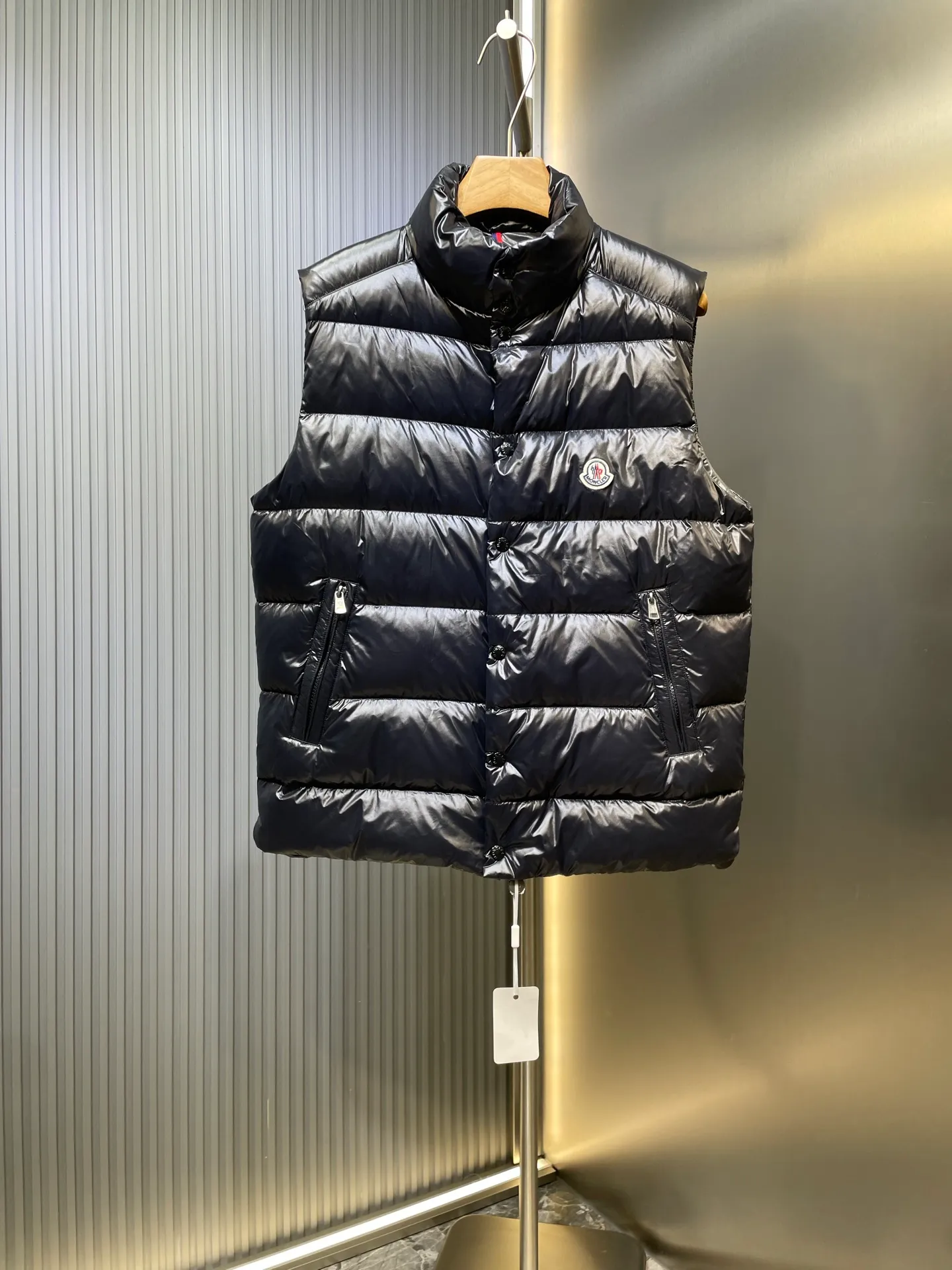 P900 moncler🌟Special grade down vest Original customized hardware accessories are all imported and original customized. Welcome to compare. Absolutely high quality. Use top 95 white duck down. Super soft. Filled with fluffy and full feathers. Super heavy work. Fabric workmanship. Perfect version. Note that the fabric is super comfortable. Exclusive model. Non-market product. Same size for men and women. Size: 12345