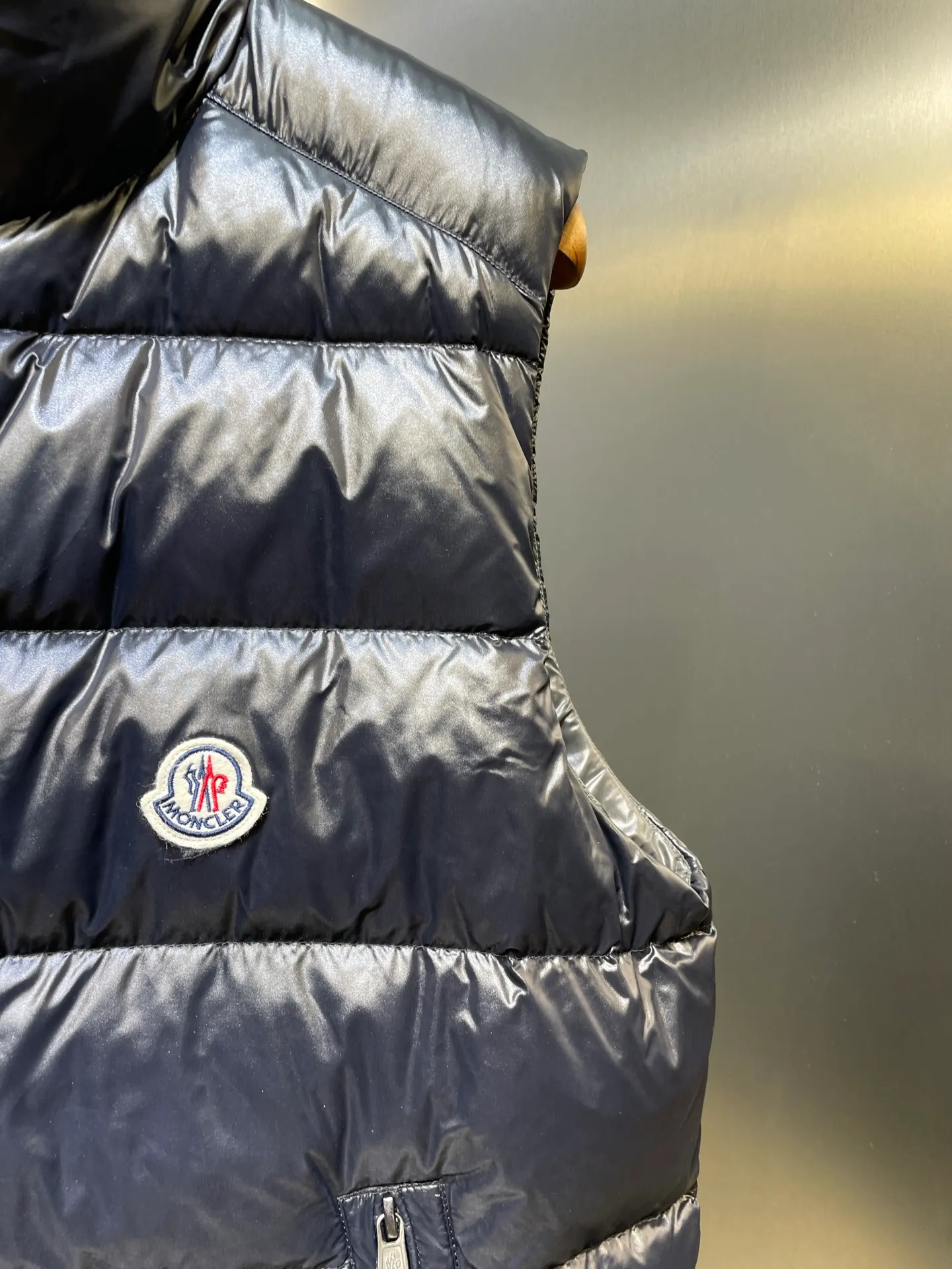 P900 moncler🌟Special grade down vest Original customized hardware accessories are all imported and original customized. Welcome to compare. Absolutely high quality. Use top 95 white duck down. Super soft. Filled with fluffy and full feathers. Super heavy work. Fabric workmanship. Perfect version. Note that the fabric is super comfortable. Exclusive model. Non-market product. Same size for men and women. Size: 12345