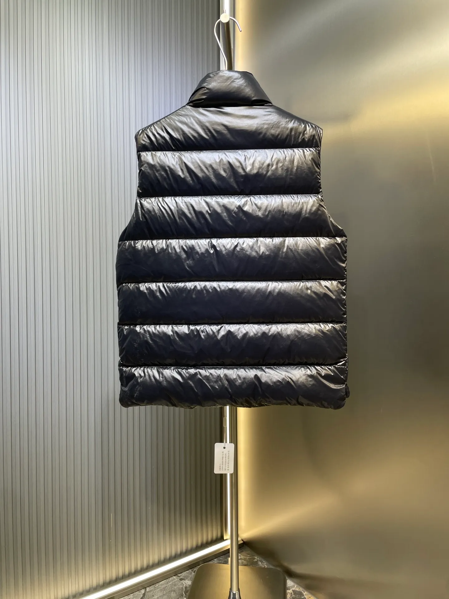 P900 moncler🌟Special grade down vest Original customized hardware accessories are all imported and original customized. Welcome to compare. Absolutely high quality. Use top 95 white duck down. Super soft. Filled with fluffy and full feathers. Super heavy work. Fabric workmanship. Perfect version. Note that the fabric is super comfortable. Exclusive model. Non-market product. Same size for men and women. Size: 12345