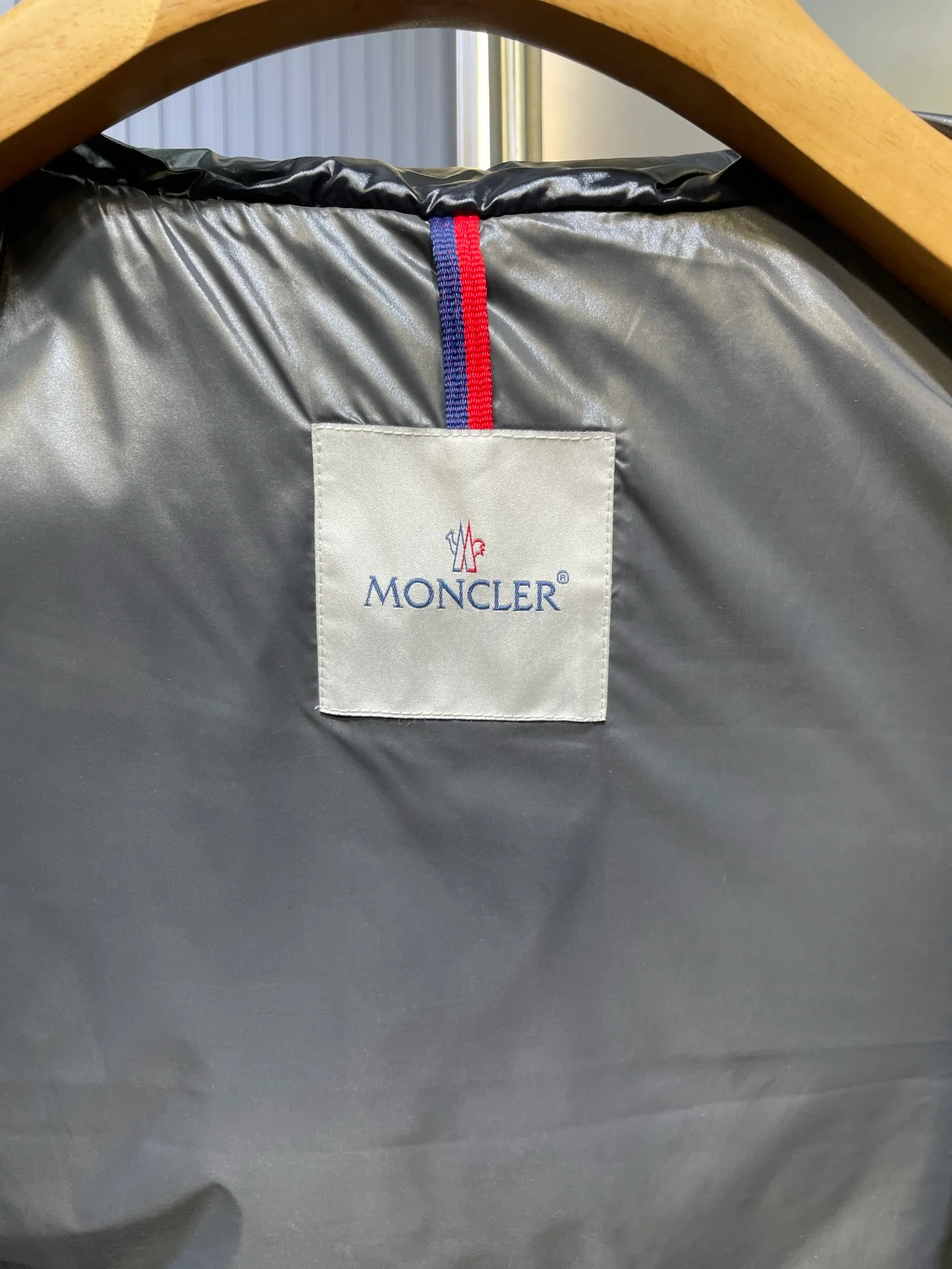 P900 moncler🌟Special grade down vest Original customized hardware accessories are all imported and original customized. Welcome to compare. Absolutely high quality. Use top 95 white duck down. Super soft. Filled with fluffy and full feathers. Super heavy work. Fabric workmanship. Perfect version. Note that the fabric is super comfortable. Exclusive model. Non-market product. Same size for men and women. Size: 12345