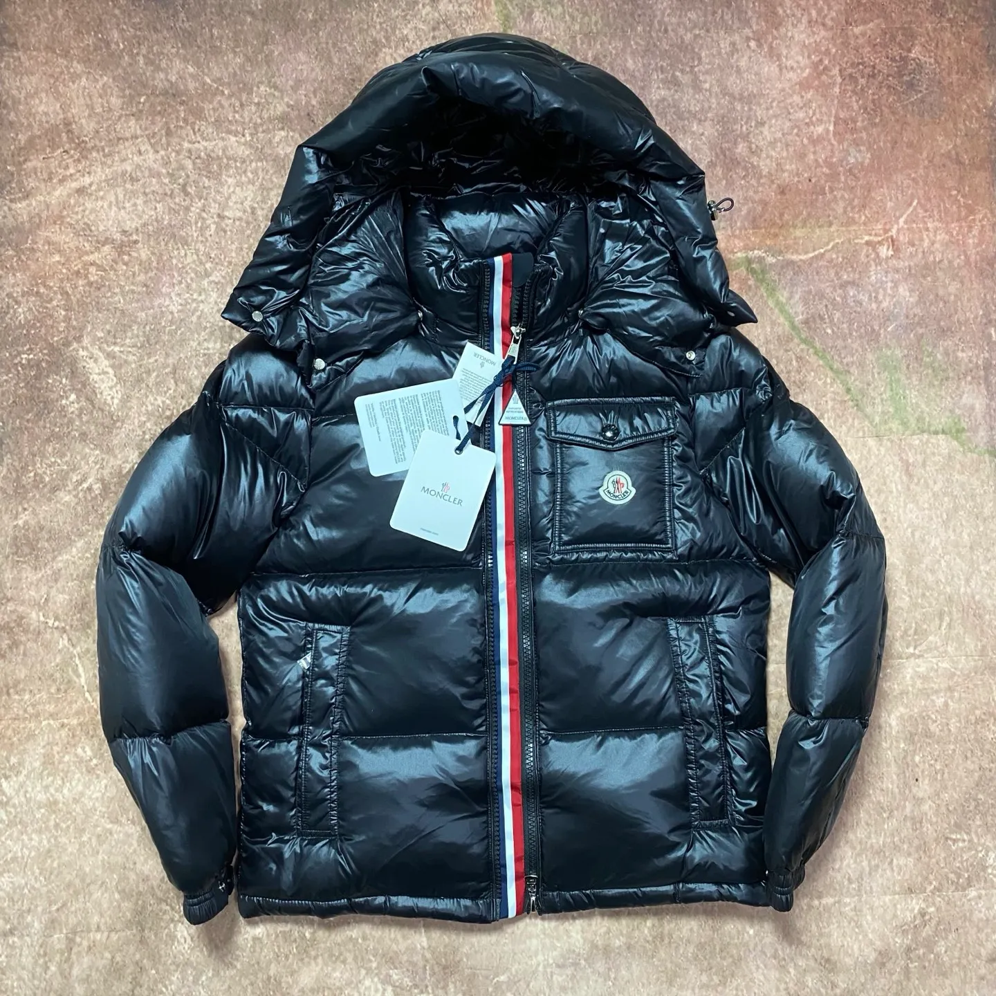 P740 disruptive upgrade! Moncler's three-color web zipper down jacket legendary color strip series. Original craftsmanship + scientific and technological verification, redefining high-end standards!  ✔️[Iconic color strip design will never go out of style] 100% restoration of Moner’s classic track stripe design. Iconic color splicing process on sleeve arms, perfect. Available in black and white, easy to match various styles. ✔️[Top cold protection system, full performance] Made of high-end glossy windproof nylon fabric. 90% high-quality white duck down filling, 800+ fill power. Precision quilting process to effectively prevent velvet ✔️[Two-color strategy Full coverage] ⬛��� Black model: classic, calm and versatile ⬜️ White model: refreshing and eye-catching, street focus Black code 1-5 White code 1-3 Code 1: Length 69 Bust 108 Shoulder width 48 Sleeve length 63 High-end versions of high-quality goods are different from junk goods in the market. 🗯️The same pictures and different prices are different versions. ✅Don’t be fooled by the same copywriters and pirated picture gangs who mix and distribute high-luxury pictures at low prices. Once you receive it and compare the quality, you will know where the difference is. Don’t lie. Look for the terminal. I don’t guarantee that my products are the cheapest, but I definitely guarantee that they are worth every penny of your hard-earned money! 💰1200 disruptive upgrade! The Moner down jacket legendary color strip series is equipped with NFC chip system for the first time! Original craftsmanship + scientific and technological verification, redefining high-end standards!  ✔️【Chip-level restoration, supports NFC sensing】Major upgrade! Built-in original NFC chip of the same type. The phone can read the chip information by placing the phone close to the chest LOGO. Experience-level verification process (note: chip verification is the experience of brand anti-counterfeiting function) ✔️[Iconic color strip design will never go out of style] 100% restoration of Moner’s classic track stripe design. Iconic color splicing process on sleeve arms, perfect. Available in black and white, easy to match various styles. ✔️[Top cold protection system with full performance] Made of high-end glossy windproof nylon fabric Filled with 90% high-quality white duck down, 800+ fill power, precision quilting technology, effectively prevents velvet drilling ✔️[Two-color strategy, full coverage] ⬛️ Black model: classic and unbeatable, calm and versatile ⬜️ White model: refreshing and eye-catching, street focus Black code 1-5 Code 1: Length 69 Bust 108 Shoulder width 48 Sleeve length 63 Code 2: Clothes length 71 Bust 112, shoulder width 49, sleeve length 64. Size 3: Dress length 73, bust 116, shoulder width 50, sleeve length 65. Size 4: dress length 75, bust 120, shoulder width 51, sleeve length 66. Size 5: dress length 77, bust 124, shoulder width 52, sleeve length 67.