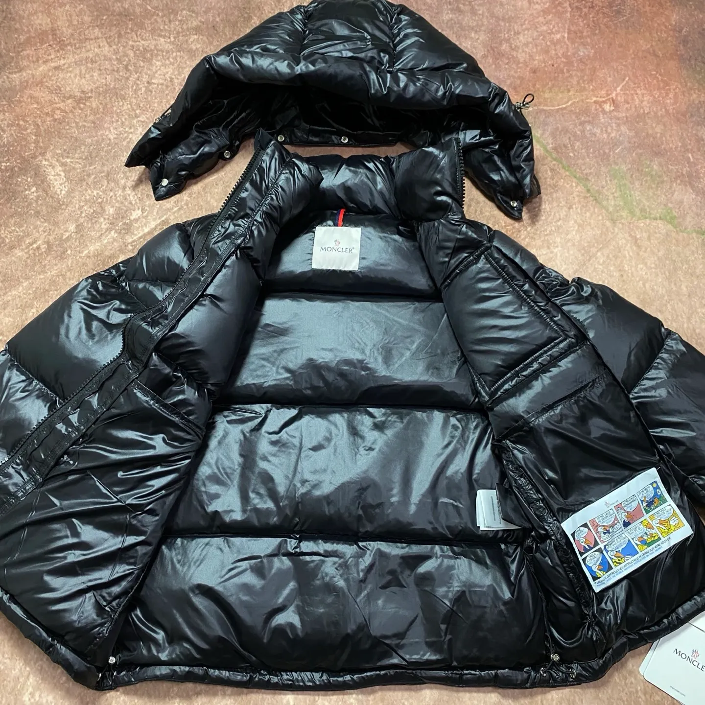 P740 disruptive upgrade! Moncler's three-color web zipper down jacket legendary color strip series. Original craftsmanship + scientific and technological verification, redefining high-end standards!  ✔️[Iconic color strip design will never go out of style] 100% restoration of Moner’s classic track stripe design. Iconic color splicing process on sleeve arms, perfect. Available in black and white, easy to match various styles. ✔️[Top cold protection system, full performance] Made of high-end glossy windproof nylon fabric. 90% high-quality white duck down filling, 800+ fill power. Precision quilting process to effectively prevent velvet ✔️[Two-color strategy Full coverage] ⬛��� Black model: classic, calm and versatile ⬜️ White model: refreshing and eye-catching, street focus Black code 1-5 White code 1-3 Code 1: Length 69 Bust 108 Shoulder width 48 Sleeve length 63 High-end versions of high-quality goods are different from junk goods in the market. 🗯️The same pictures and different prices are different versions. ✅Don’t be fooled by the same copywriters and pirated picture gangs who mix and distribute high-luxury pictures at low prices. Once you receive it and compare the quality, you will know where the difference is. Don’t lie. Look for the terminal. I don’t guarantee that my products are the cheapest, but I definitely guarantee that they are worth every penny of your hard-earned money! 💰1200 disruptive upgrade! The Moner down jacket legendary color strip series is equipped with NFC chip system for the first time! Original craftsmanship + scientific and technological verification, redefining high-end standards!  ✔️【Chip-level restoration, supports NFC sensing】Major upgrade! Built-in original NFC chip of the same type. The phone can read the chip information by placing the phone close to the chest LOGO. Experience-level verification process (note: chip verification is the experience of brand anti-counterfeiting function) ✔️[Iconic color strip design will never go out of style] 100% restoration of Moner’s classic track stripe design. Iconic color splicing process on sleeve arms, perfect. Available in black and white, easy to match various styles. ✔️[Top cold protection system with full performance] Made of high-end glossy windproof nylon fabric Filled with 90% high-quality white duck down, 800+ fill power, precision quilting technology, effectively prevents velvet drilling ✔️[Two-color strategy, full coverage] ⬛️ Black model: classic and unbeatable, calm and versatile ⬜️ White model: refreshing and eye-catching, street focus Black code 1-5 Code 1: Length 69 Bust 108 Shoulder width 48 Sleeve length 63 Code 2: Clothes length 71 Bust 112, shoulder width 49, sleeve length 64. Size 3: Dress length 73, bust 116, shoulder width 50, sleeve length 65. Size 4: dress length 75, bust 120, shoulder width 51, sleeve length 66. Size 5: dress length 77, bust 124, shoulder width 52, sleeve length 67.