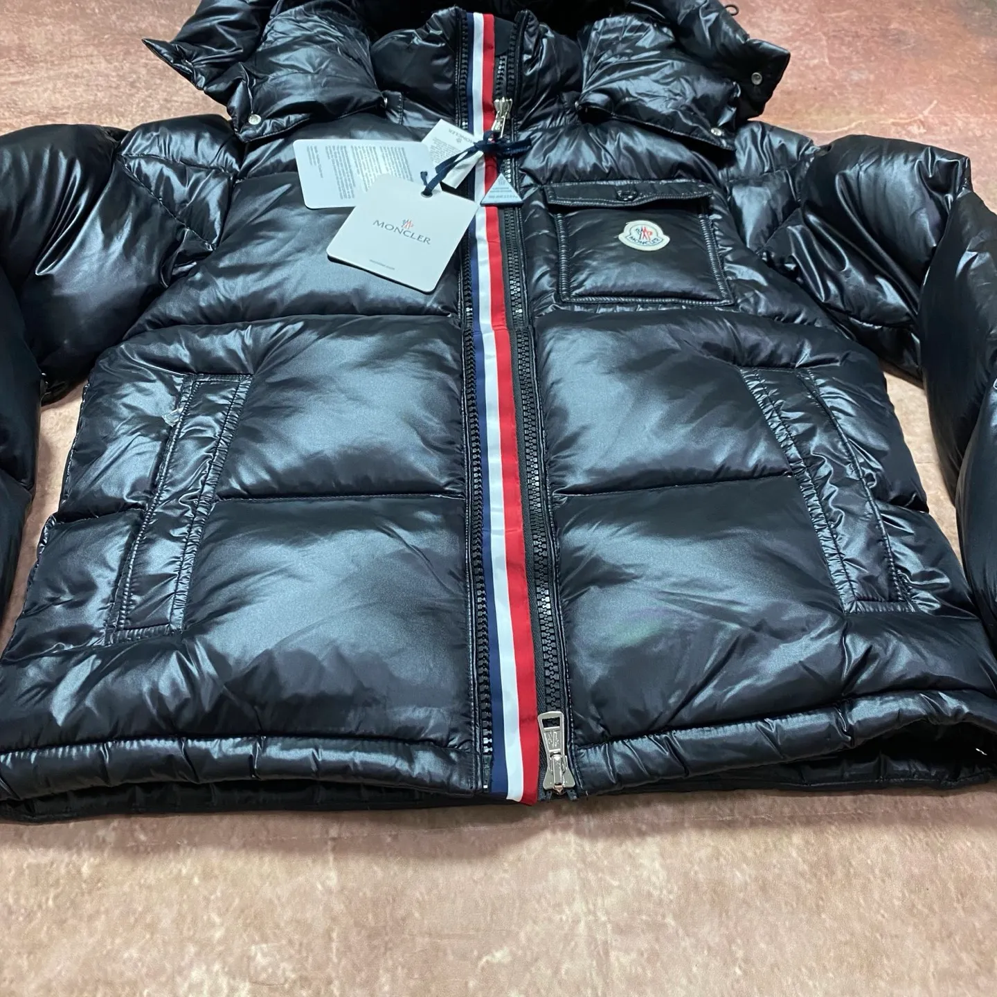 P740 disruptive upgrade! Moncler's three-color web zipper down jacket legendary color strip series. Original craftsmanship + scientific and technological verification, redefining high-end standards!  ✔️[Iconic color strip design will never go out of style] 100% restoration of Moner’s classic track stripe design. Iconic color splicing process on sleeve arms, perfect. Available in black and white, easy to match various styles. ✔️[Top cold protection system, full performance] Made of high-end glossy windproof nylon fabric. 90% high-quality white duck down filling, 800+ fill power. Precision quilting process to effectively prevent velvet ✔️[Two-color strategy Full coverage] ⬛��� Black model: classic, calm and versatile ⬜️ White model: refreshing and eye-catching, street focus Black code 1-5 White code 1-3 Code 1: Length 69 Bust 108 Shoulder width 48 Sleeve length 63 High-end versions of high-quality goods are different from junk goods in the market. 🗯️The same pictures and different prices are different versions. ✅Don’t be fooled by the same copywriters and pirated picture gangs who mix and distribute high-luxury pictures at low prices. Once you receive it and compare the quality, you will know where the difference is. Don’t lie. Look for the terminal. I don’t guarantee that my products are the cheapest, but I definitely guarantee that they are worth every penny of your hard-earned money! 💰1200 disruptive upgrade! The Moner down jacket legendary color strip series is equipped with NFC chip system for the first time! Original craftsmanship + scientific and technological verification, redefining high-end standards!  ✔️【Chip-level restoration, supports NFC sensing】Major upgrade! Built-in original NFC chip of the same type. The phone can read the chip information by placing the phone close to the chest LOGO. Experience-level verification process (note: chip verification is the experience of brand anti-counterfeiting function) ✔️[Iconic color strip design will never go out of style] 100% restoration of Moner’s classic track stripe design. Iconic color splicing process on sleeve arms, perfect. Available in black and white, easy to match various styles. ✔️[Top cold protection system with full performance] Made of high-end glossy windproof nylon fabric Filled with 90% high-quality white duck down, 800+ fill power, precision quilting technology, effectively prevents velvet drilling ✔️[Two-color strategy, full coverage] ⬛️ Black model: classic and unbeatable, calm and versatile ⬜️ White model: refreshing and eye-catching, street focus Black code 1-5 Code 1: Length 69 Bust 108 Shoulder width 48 Sleeve length 63 Code 2: Clothes length 71 Bust 112, shoulder width 49, sleeve length 64. Size 3: Dress length 73, bust 116, shoulder width 50, sleeve length 65. Size 4: dress length 75, bust 120, shoulder width 51, sleeve length 66. Size 5: dress length 77, bust 124, shoulder width 52, sleeve length 67.