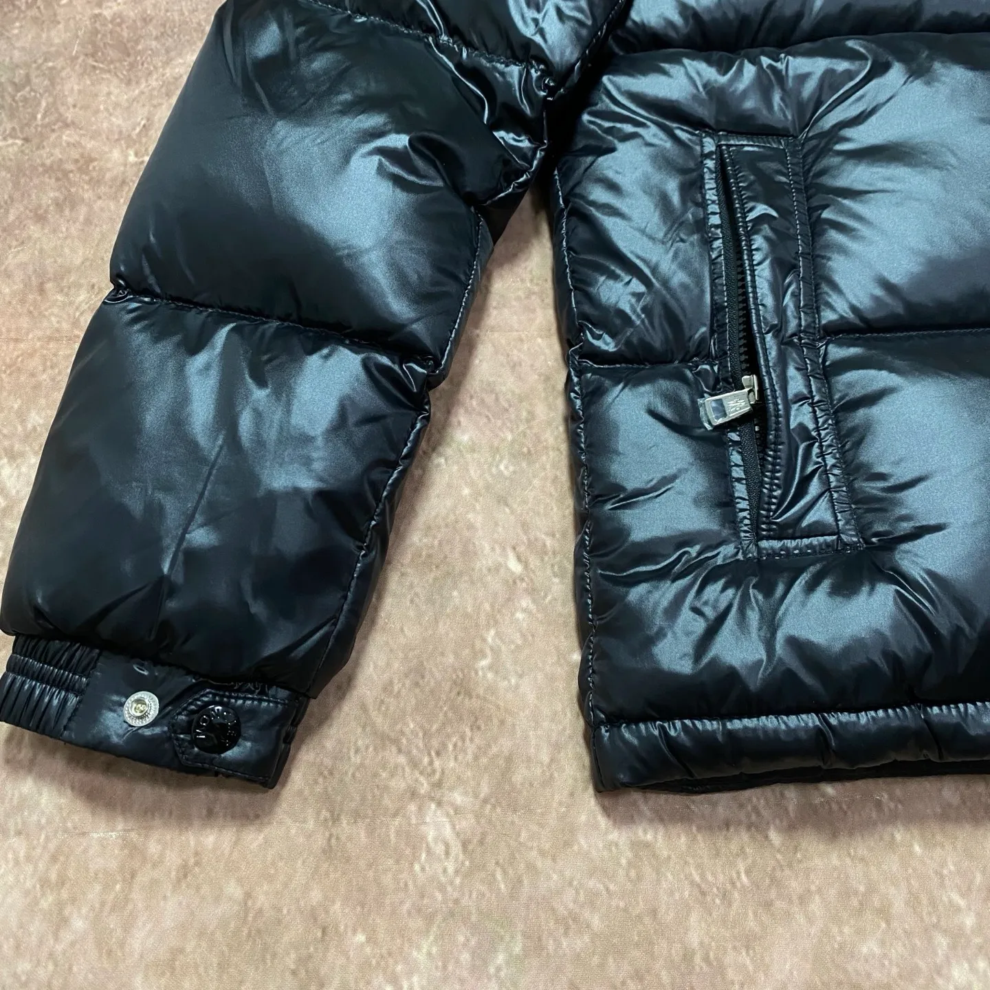 P740 disruptive upgrade! Moncler's three-color web zipper down jacket legendary color strip series. Original craftsmanship + scientific and technological verification, redefining high-end standards!  ✔️[Iconic color strip design will never go out of style] 100% restoration of Moner’s classic track stripe design. Iconic color splicing process on sleeve arms, perfect. Available in black and white, easy to match various styles. ✔️[Top cold protection system, full performance] Made of high-end glossy windproof nylon fabric. 90% high-quality white duck down filling, 800+ fill power. Precision quilting process to effectively prevent velvet ✔️[Two-color strategy Full coverage] ⬛��� Black model: classic, calm and versatile ⬜️ White model: refreshing and eye-catching, street focus Black code 1-5 White code 1-3 Code 1: Length 69 Bust 108 Shoulder width 48 Sleeve length 63 High-end versions of high-quality goods are different from junk goods in the market. 🗯️The same pictures and different prices are different versions. ✅Don’t be fooled by the same copywriters and pirated picture gangs who mix and distribute high-luxury pictures at low prices. Once you receive it and compare the quality, you will know where the difference is. Don’t lie. Look for the terminal. I don’t guarantee that my products are the cheapest, but I definitely guarantee that they are worth every penny of your hard-earned money! 💰1200 disruptive upgrade! The Moner down jacket legendary color strip series is equipped with NFC chip system for the first time! Original craftsmanship + scientific and technological verification, redefining high-end standards!  ✔️【Chip-level restoration, supports NFC sensing】Major upgrade! Built-in original NFC chip of the same type. The phone can read the chip information by placing the phone close to the chest LOGO. Experience-level verification process (note: chip verification is the experience of brand anti-counterfeiting function) ✔️[Iconic color strip design will never go out of style] 100% restoration of Moner’s classic track stripe design. Iconic color splicing process on sleeve arms, perfect. Available in black and white, easy to match various styles. ✔️[Top cold protection system with full performance] Made of high-end glossy windproof nylon fabric Filled with 90% high-quality white duck down, 800+ fill power, precision quilting technology, effectively prevents velvet drilling ✔️[Two-color strategy, full coverage] ⬛️ Black model: classic and unbeatable, calm and versatile ⬜️ White model: refreshing and eye-catching, street focus Black code 1-5 Code 1: Length 69 Bust 108 Shoulder width 48 Sleeve length 63 Code 2: Clothes length 71 Bust 112, shoulder width 49, sleeve length 64. Size 3: Dress length 73, bust 116, shoulder width 50, sleeve length 65. Size 4: dress length 75, bust 120, shoulder width 51, sleeve length 66. Size 5: dress length 77, bust 124, shoulder width 52, sleeve length 67.