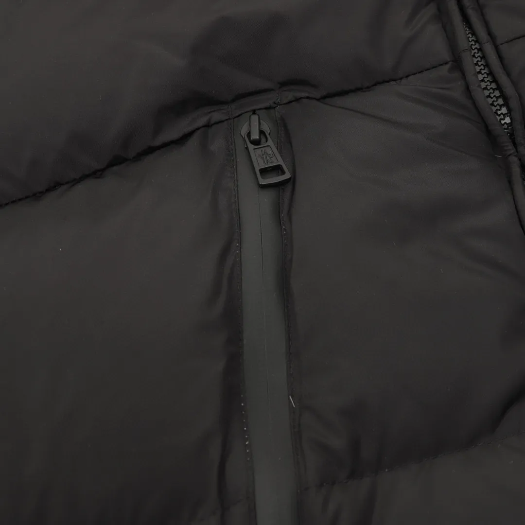 P780 Moncler/Mask lining placket embroidered letter logo down jacket 21 new trendy hooded down jacket, same style for men and women, perfect as a couple's style. The new design reproduces the characteristics of the jacket in the 1980s. The hood and yoke are made of spliced cotton fabric, the logo embroidered webbing on the inside of the hood, and the large pocket zipper has two layers of small pockets inside, which protects your hands and is also very practical! The outer layer is made of 12d nylon imported fabric with a density of 420t, windproof and waterproof treatment of 90% white goose down + 10% feather filling, and a down filling capacity of more than 400g. It is thick and fluffy, has a high down filling capacity, feels fluffy and delicate, the upper body is light and comfortable, and has very good thermal insulation properties. The hooded design combines age-reducing vitality with warmth. The embroidery in the hat is more unique! The zipper on the placket is smooth and more resistant to wind and cold. Classic black and white, you can wear it with jeans every day. It can be worn with a simple combination to create a different feeling. Chao's special down jacket can be used in cold areas in the north. It is a must-have in winter! Style number: A90# Color: black Size: 1-5