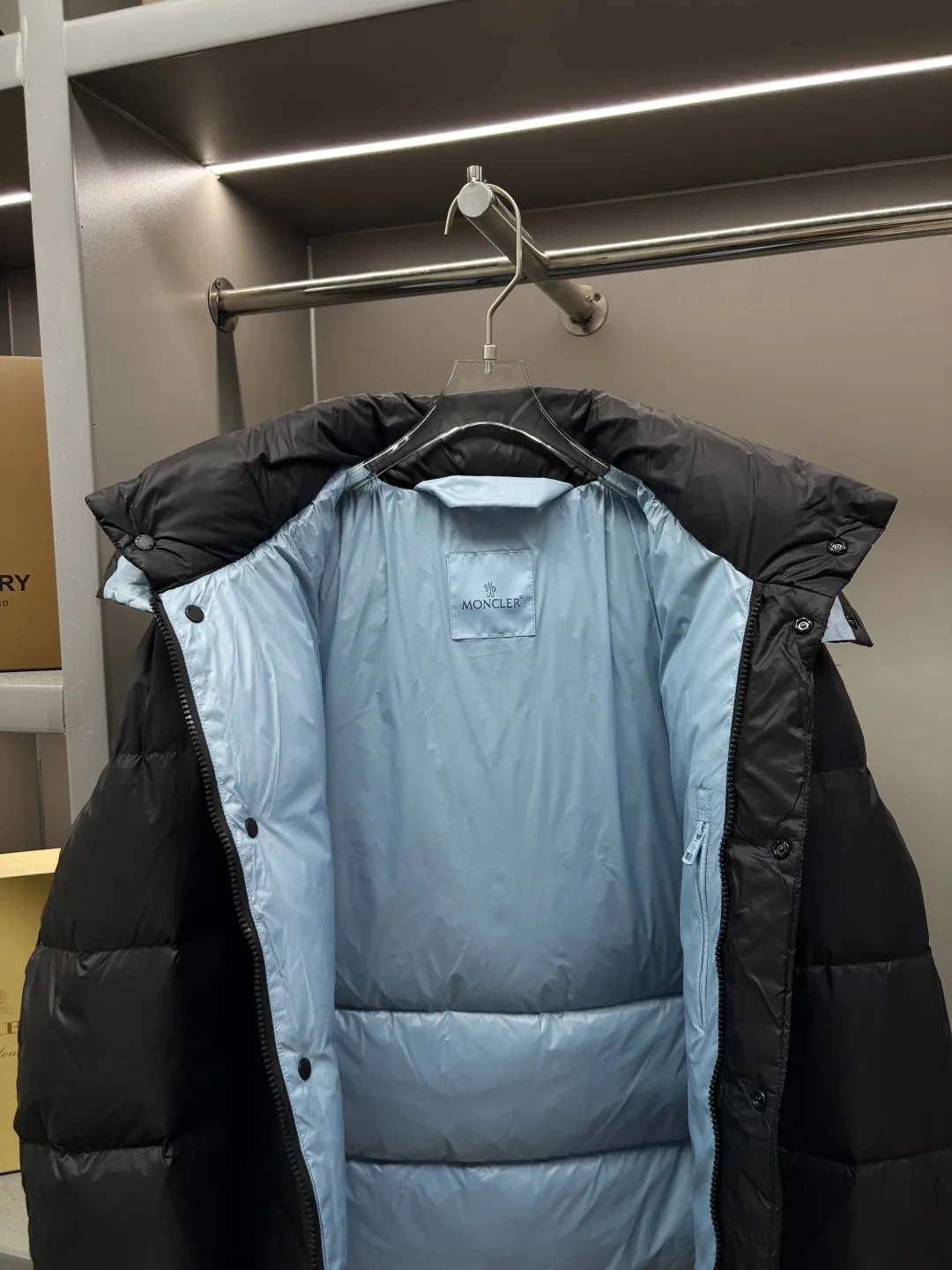 P1160 Moncler Cyclone down jacket with mouth covering, same style for men and women, ready for sale. The Cyclone down jacket uses a modern approach to interpret the classic silhouette of the 1980s and adopts a new simple version design. This cropped down jacket is made from nylon and features a removable hood and contrasting lining. Nylon laqué lining, filled with 95% white goose down, zip and snap fastening. Zippered pockets, elasticated cuffs, and elastic drawstring hem. Size: M-XXXL Color: blue black
