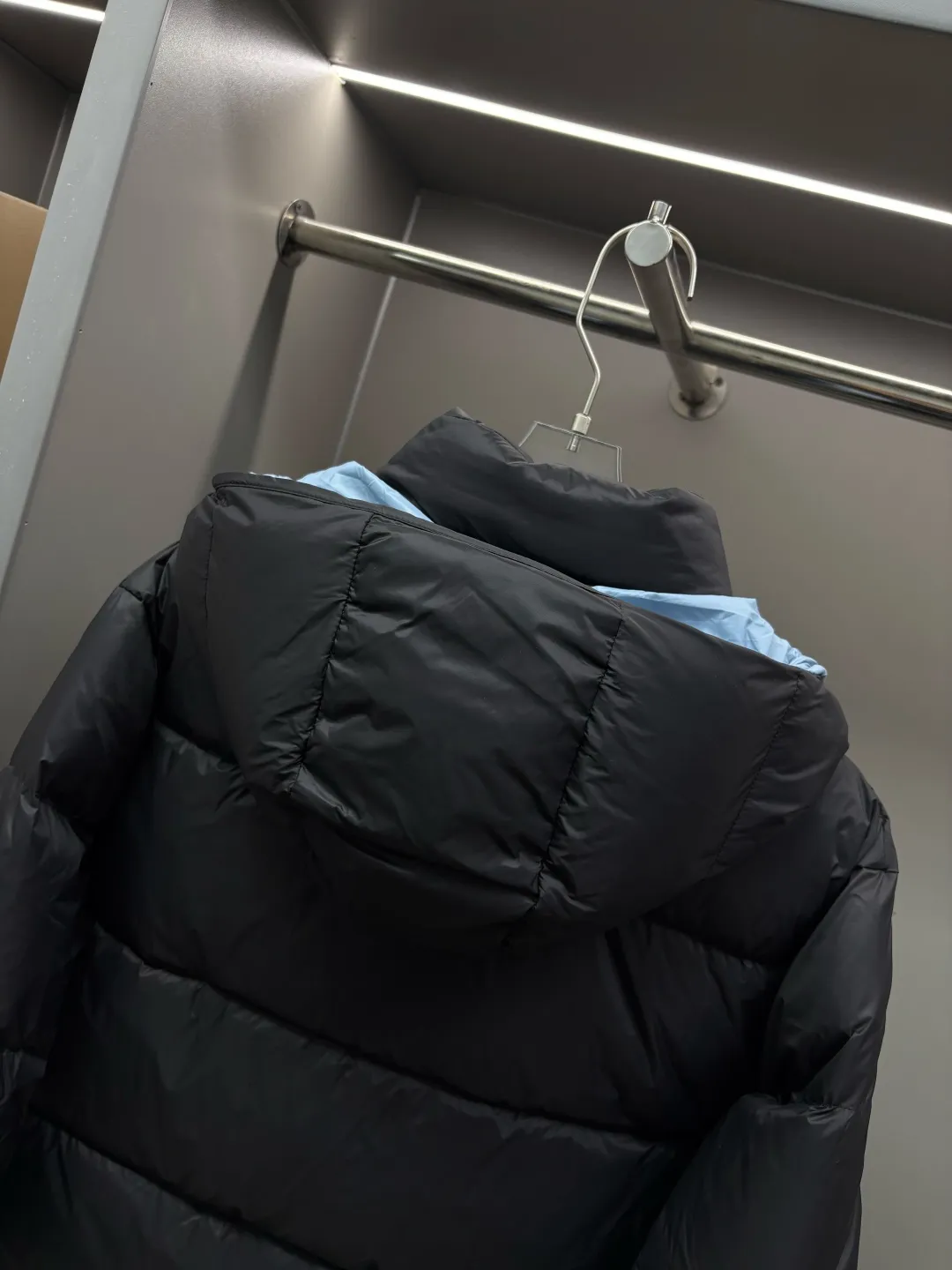 P1160 Moncler Cyclone down jacket with mouth covering, same style for men and women, ready for sale. The Cyclone down jacket uses a modern approach to interpret the classic silhouette of the 1980s and adopts a new simple version design. This cropped down jacket is made from nylon and features a removable hood and contrasting lining. Nylon laqué lining, filled with 95% white goose down, zip and snap fastening. Zippered pockets, elasticated cuffs, and elastic drawstring hem. Size: M-XXXL Color: blue black