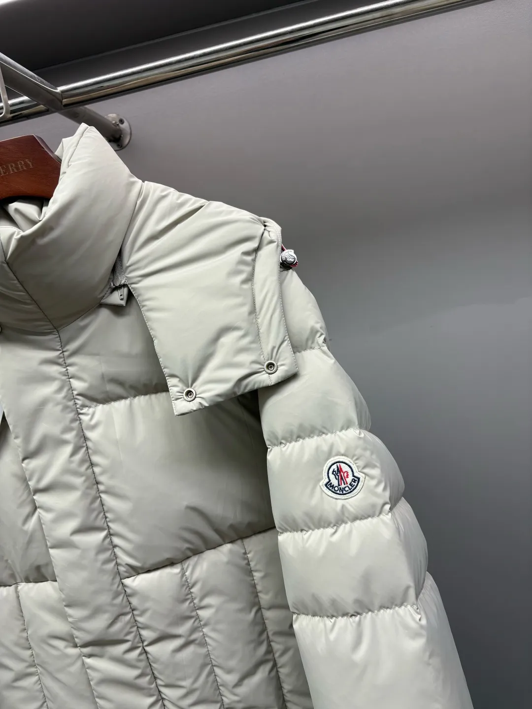 P1100 Moncler's classic removable hooded down jacket, same style for men and women, ready for sale 💥High-end series, hooded down jacket for couples, the hood is removable, the fabric is waterproof and windproof, the four-layer lock velvet does not run away, it is soft and fluffy, very warm, the upper body is contoured, very handsome. Toray's shiny outer material is highly resilient without a trace of stems, with outstanding details and exquisite craftsmanship. It is filled with DIST environmentally friendly 90 white goose down! Basically anywhere in the country is enough! 🔍Details: The yoke and hood are made of fine cotton, the inner layer is made of red nylon fabric with contrasting colors, buttons and hardware are customized one-to-one at the counter, and the Moncler logo patches on the sleeves. Size: M-XXL Color: black beige