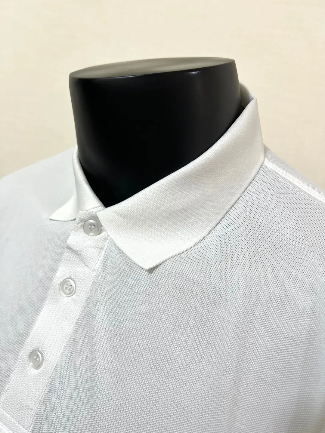 P150 MONCLER 2025ss summer ice silk quick-drying polo shirt, double-label commemorative version synchronized with the official website, short-sleeved T-shirt customized with the same vat-dyed fabric, very comfortable to the touch, light and breathable with a stylish upper body, the latest spring and summer brick cabinet synchronization, logo details in place, original clothing with nfc scan code identification, very versatile style, first choice for business people, wearing a business-sound temperament, a must-have, hangtag Collar label: washed wheat, complete with three labels, color: black, white; size XS-2XL [regular version]