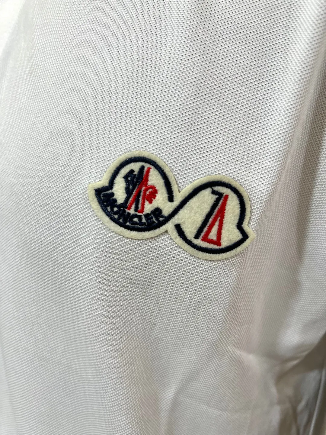 P150 MONCLER 2025ss summer ice silk quick-drying polo shirt, double-label commemorative version synchronized with the official website, short-sleeved T-shirt customized with the same vat-dyed fabric, very comfortable to the touch, light and breathable with a stylish upper body, the latest spring and summer brick cabinet synchronization, logo details in place, original clothing with nfc scan code identification, very versatile style, first choice for business people, wearing a business-sound temperament, a must-have, hangtag Collar label: washed wheat, complete with three labels, color: black, white; size XS-2XL [regular version]