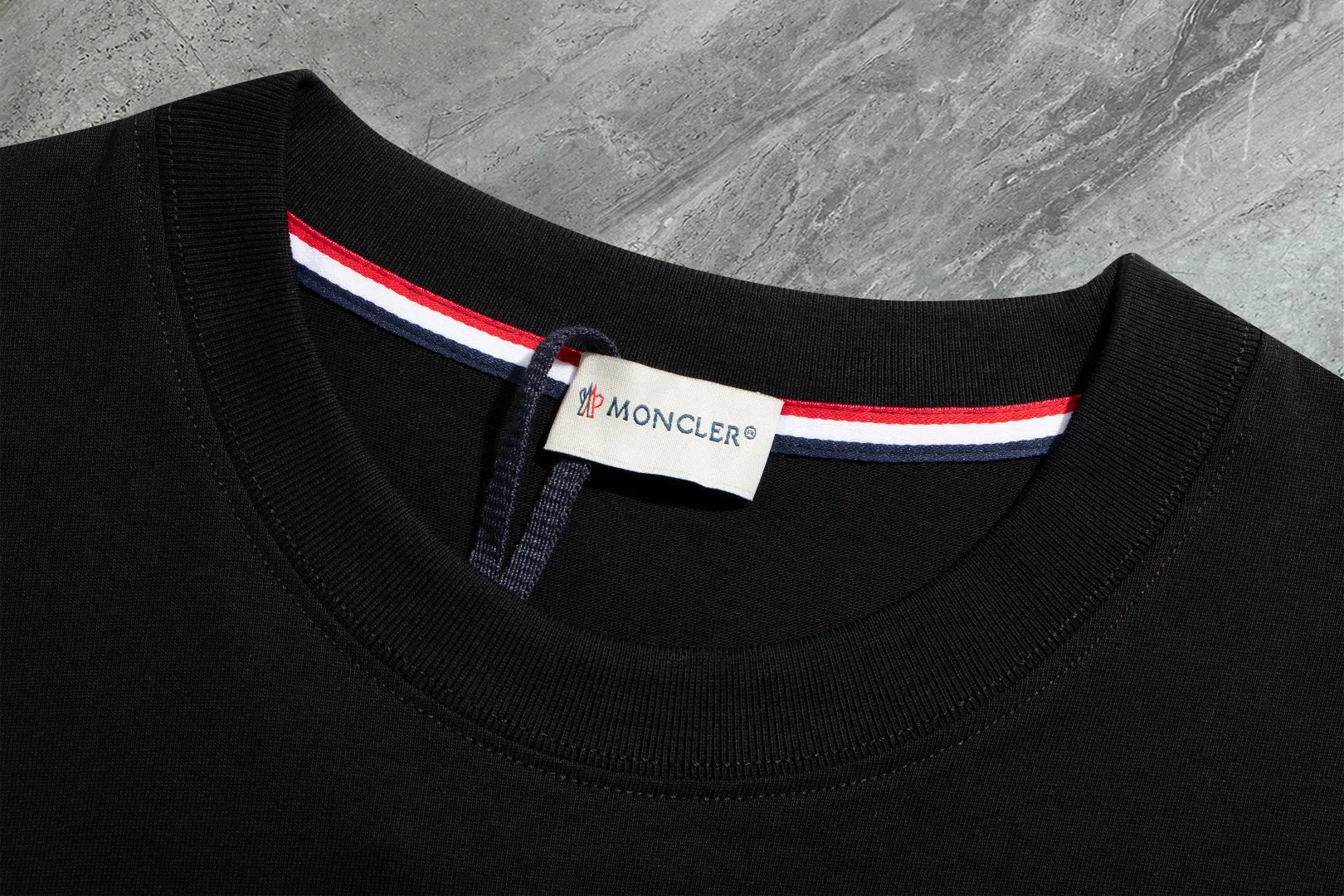 P140￼ 💰Upgraded version "Mobile phone smart sensor ~ NFC chip armband ~ direct access to the official website for anti-counterfeiting" "Moncler ~ Mouth Mouth" 2025 new high-quality round neck short-sleeved T-shirt. The cuffs have imported embroidery labels. Custom dyeing, very comfortable to touch. Super versatile and good-looking short-sleeved. Complete with three labels. Non-market ordinary version. Feel free to compare. Quality is absolutely guaranteed! ‼ First of all, this original fabric is all custom-woven with 32-count double yarn fabric, 250G, and the weight is the same‼ Fine workmanship, double waistcoat method, double waistcoat method, double waistcoat method makes the whole dress more three-dimensional, which is not a craft that ordinary T-shirts can achieve🤪 Size: S-M-L-XL-2XL Color: black, white, apricot, same style for men and women