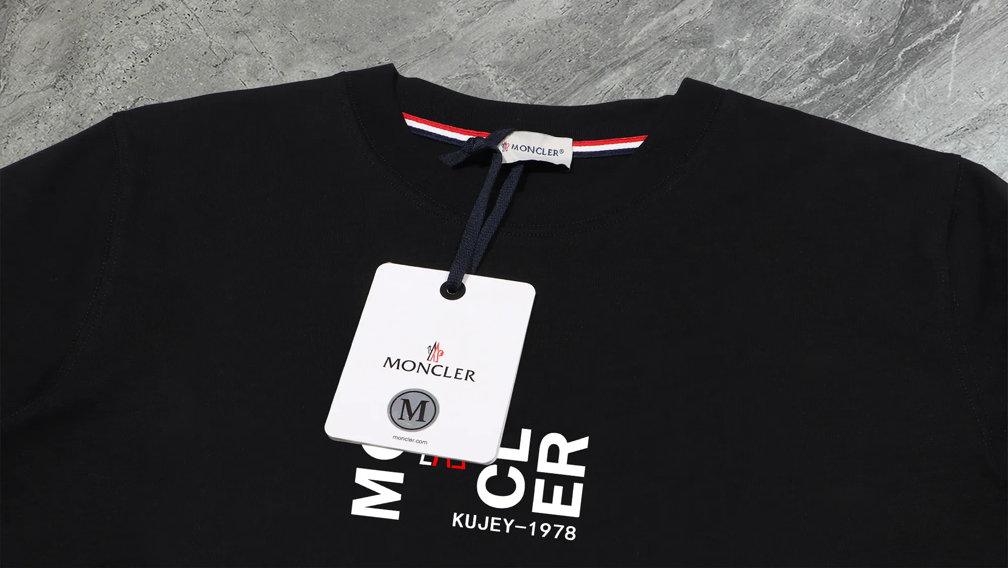 P140￼ 💰Upgraded version "Mobile phone smart sensor ~ NFC chip armband ~ direct access to the official website for anti-counterfeiting" "Moncler ~ Mouth Mouth" 2025 new high-quality round neck short-sleeved T-shirt. The cuffs have imported embroidery labels. Custom dyeing, very comfortable to touch. Super versatile and good-looking short-sleeved. Complete with three labels. Non-market ordinary version. Feel free to compare. Quality is absolutely guaranteed! ‼ First of all, this original fabric is all custom-woven with 32-count double yarn fabric, 250G, and the weight is the same‼ Fine workmanship, double waistcoat method, double waistcoat method, double waistcoat method makes the whole dress more three-dimensional, which is not a craft that ordinary T-shirts can achieve🤪 Size: S-M-L-XL-2XL Color: black, white, apricot, same style for men and women