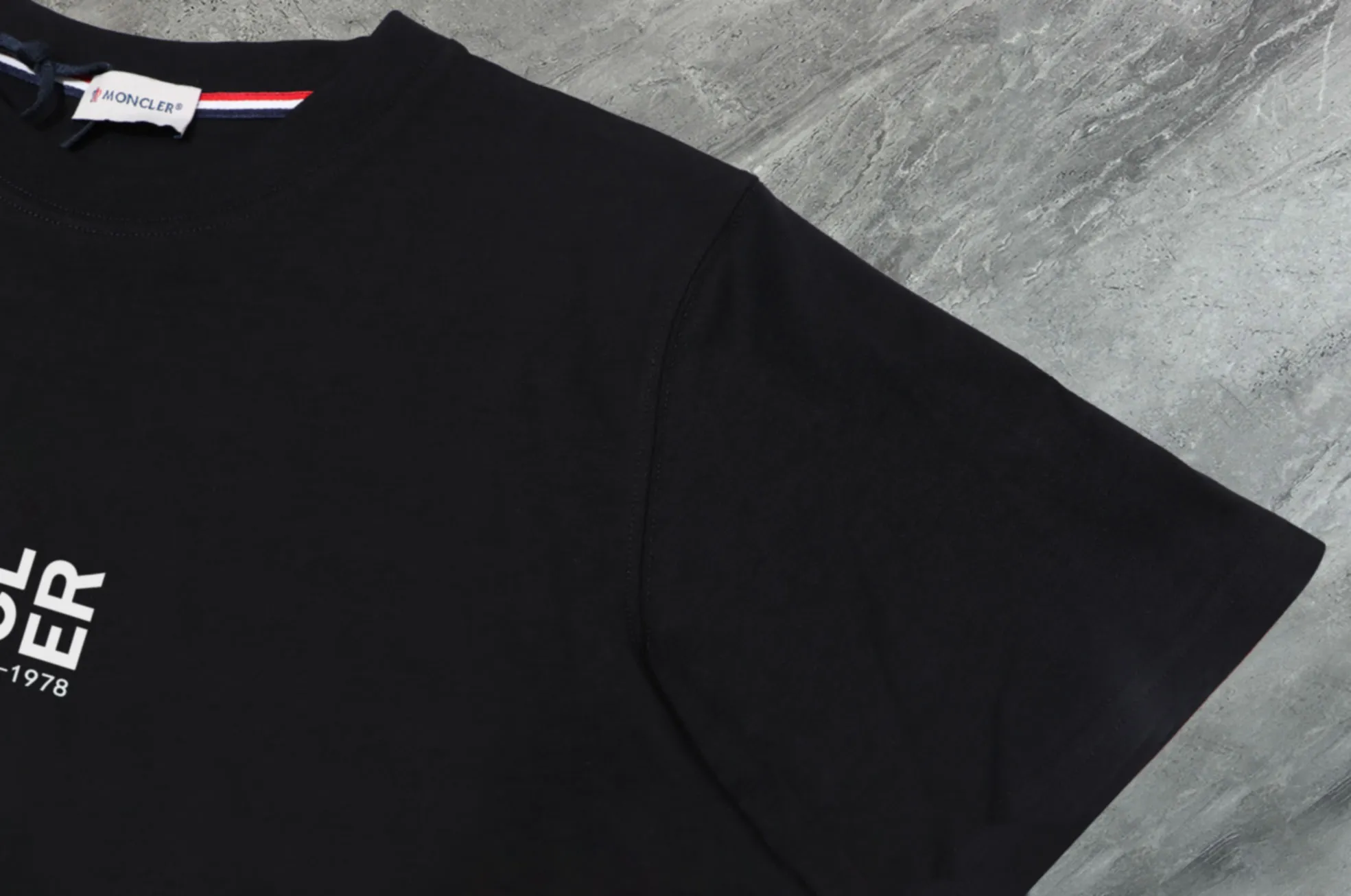 P140￼ 💰Upgraded version "Mobile phone smart sensor ~ NFC chip armband ~ direct access to the official website for anti-counterfeiting" "Moncler ~ Mouth Mouth" 2025 new high-quality round neck short-sleeved T-shirt. The cuffs have imported embroidery labels. Custom dyeing, very comfortable to touch. Super versatile and good-looking short-sleeved. Complete with three labels. Non-market ordinary version. Feel free to compare. Quality is absolutely guaranteed! ‼ First of all, this original fabric is all custom-woven with 32-count double yarn fabric, 250G, and the weight is the same‼ Fine workmanship, double waistcoat method, double waistcoat method, double waistcoat method makes the whole dress more three-dimensional, which is not a craft that ordinary T-shirts can achieve🤪 Size: S-M-L-XL-2XL Color: black, white, apricot, same style for men and women