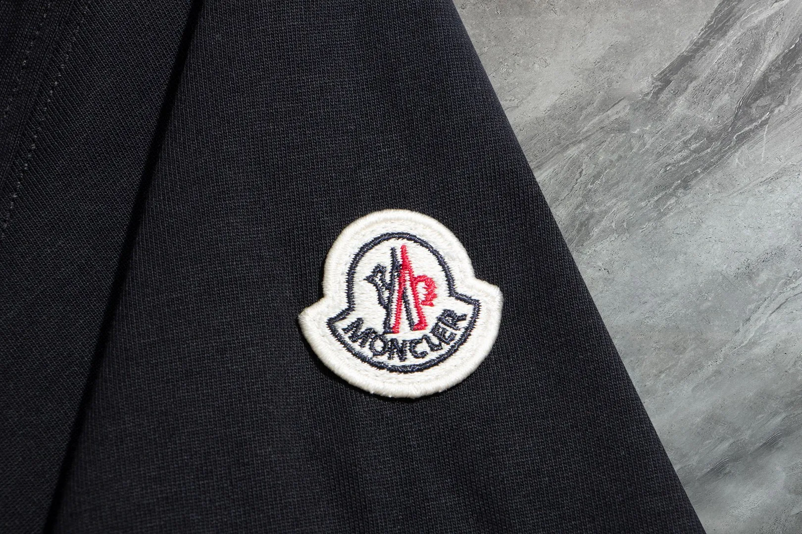 P140￼ 💰Upgraded version "Mobile phone smart sensor ~ NFC chip armband ~ direct access to the official website for anti-counterfeiting" "Moncler ~ Mouth Mouth" 2025 new high-quality round neck short-sleeved T-shirt. The cuffs have imported embroidery labels. Custom dyeing, very comfortable to touch. Super versatile and good-looking short-sleeved. Complete with three labels. Non-market ordinary version. Feel free to compare. Quality is absolutely guaranteed! ‼ First of all, this original fabric is all custom-woven with 32-count double yarn fabric, 250G, and the weight is the same‼ Fine workmanship, double waistcoat method, double waistcoat method, double waistcoat method makes the whole dress more three-dimensional, which is not a craft that ordinary T-shirts can achieve🤪 Size: S-M-L-XL-2XL Color: black, white, apricot, same style for men and women