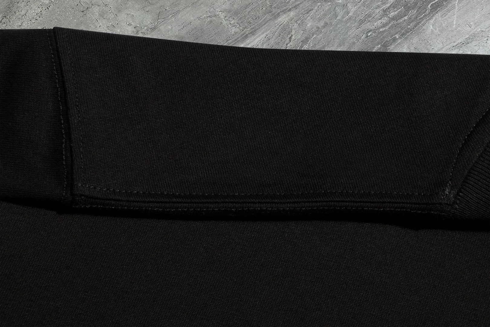 P140￼ 💰Upgraded version "Mobile phone smart sensor ~ NFC chip armband ~ direct access to the official website for anti-counterfeiting" "Moncler ~ Mouth Mouth" 2025 new high-quality round neck short-sleeved T-shirt. The cuffs have imported embroidery labels. Custom dyeing, very comfortable to touch. Super versatile and good-looking short-sleeved. Complete with three labels. Non-market ordinary version. Feel free to compare. Quality is absolutely guaranteed! ‼ First of all, this original fabric is all custom-woven with 32-count double yarn fabric, 250G, and the weight is the same‼ Fine workmanship, double waistcoat method, double waistcoat method, double waistcoat method makes the whole dress more three-dimensional, which is not a craft that ordinary T-shirts can achieve🤪 Size: S-M-L-XL-2XL Color: black, white, apricot, same style for men and women