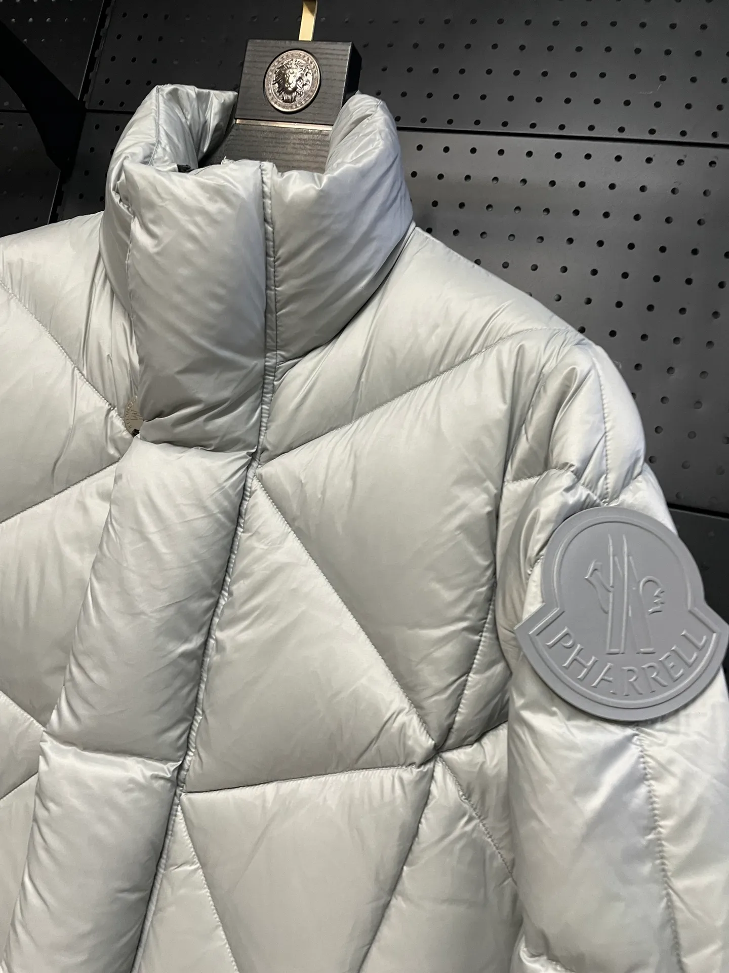 P980 Fei Dong collaborates with Moncler. Moncler once again joins hands with Pharrell Williams to create a joint series. The top 90 white duck I chose this time is the Moncler Genius product line. This Oak jacket is made of technical nylon, equipped with snap pockets and down padding to create the best warmth. The unique triangular car line will create a more artistic visual effect as a whole. The solid color dress is only decorated with LOGO on the chest and arms, which will not be too public while retaining the joint identity. It is also very versatile when paired together. This design technique has also appeared many times in Fei Dong’s joint brands, which is quite recognizable. Size: 1-5