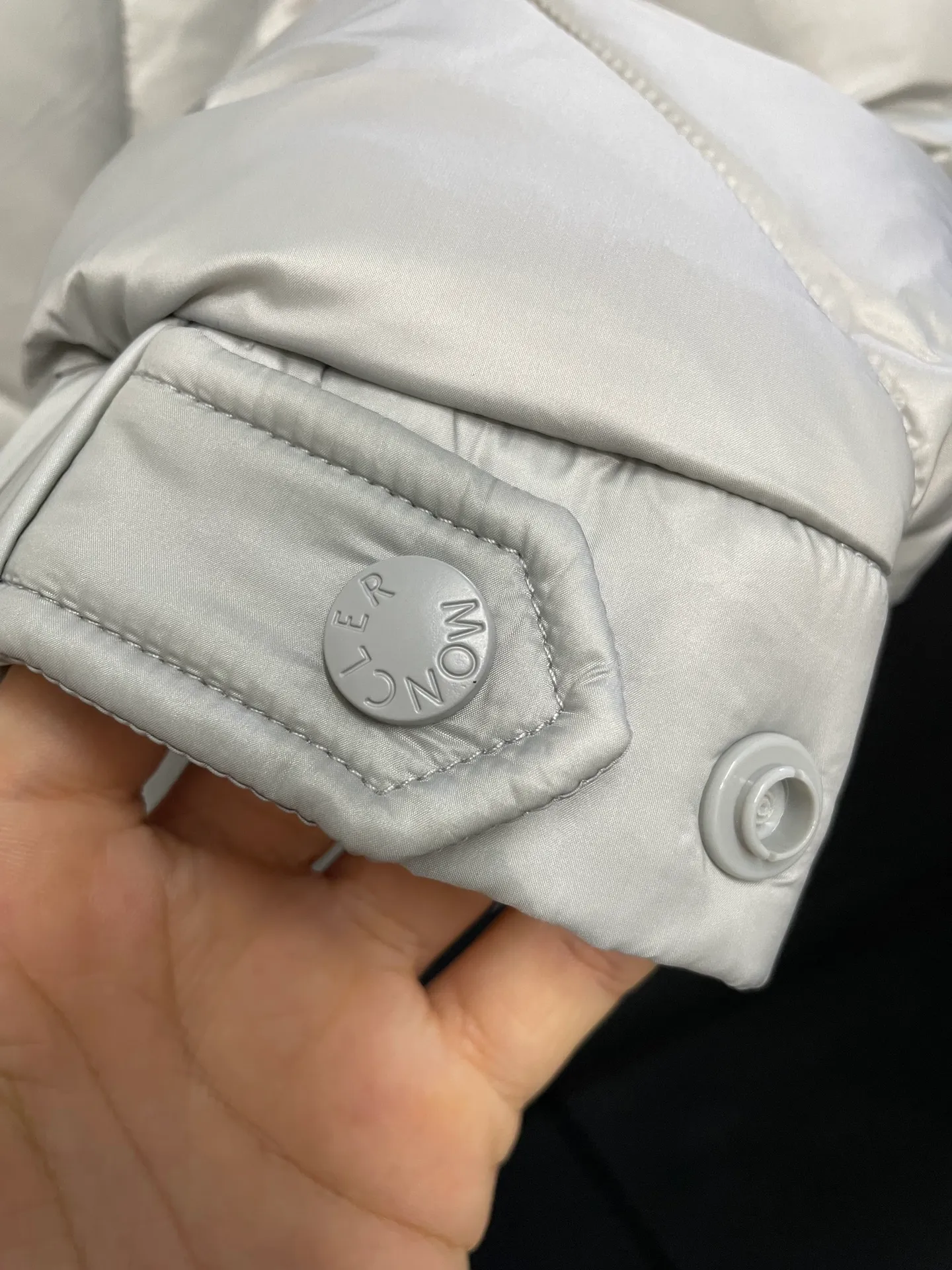 P980 Fei Dong collaborates with Moncler. Moncler once again joins hands with Pharrell Williams to create a joint series. The top 90 white duck I chose this time is the Moncler Genius product line. This Oak jacket is made of technical nylon, equipped with snap pockets and down padding to create the best warmth. The unique triangular car line will create a more artistic visual effect as a whole. The solid color dress is only decorated with LOGO on the chest and arms, which will not be too public while retaining the joint identity. It is also very versatile when paired together. This design technique has also appeared many times in Fei Dong’s joint brands, which is quite recognizable. Size: 1-5