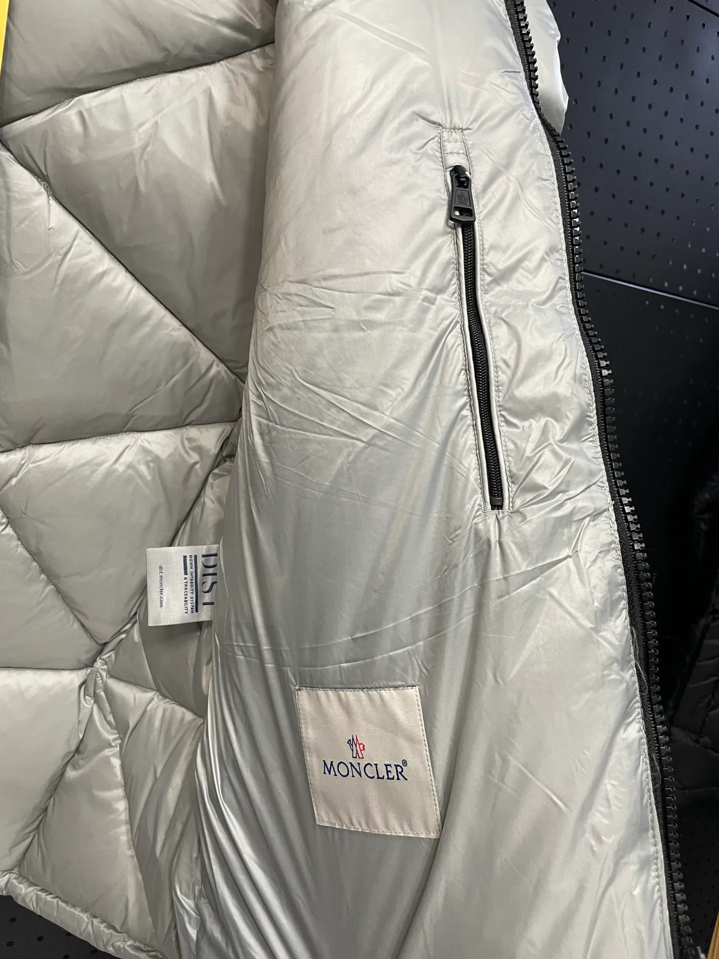 P980 Fei Dong collaborates with Moncler. Moncler once again joins hands with Pharrell Williams to create a joint series. The top 90 white duck I chose this time is the Moncler Genius product line. This Oak jacket is made of technical nylon, equipped with snap pockets and down padding to create the best warmth. The unique triangular car line will create a more artistic visual effect as a whole. The solid color dress is only decorated with LOGO on the chest and arms, which will not be too public while retaining the joint identity. It is also very versatile when paired together. This design technique has also appeared many times in Fei Dong’s joint brands, which is quite recognizable. Size: 1-5
