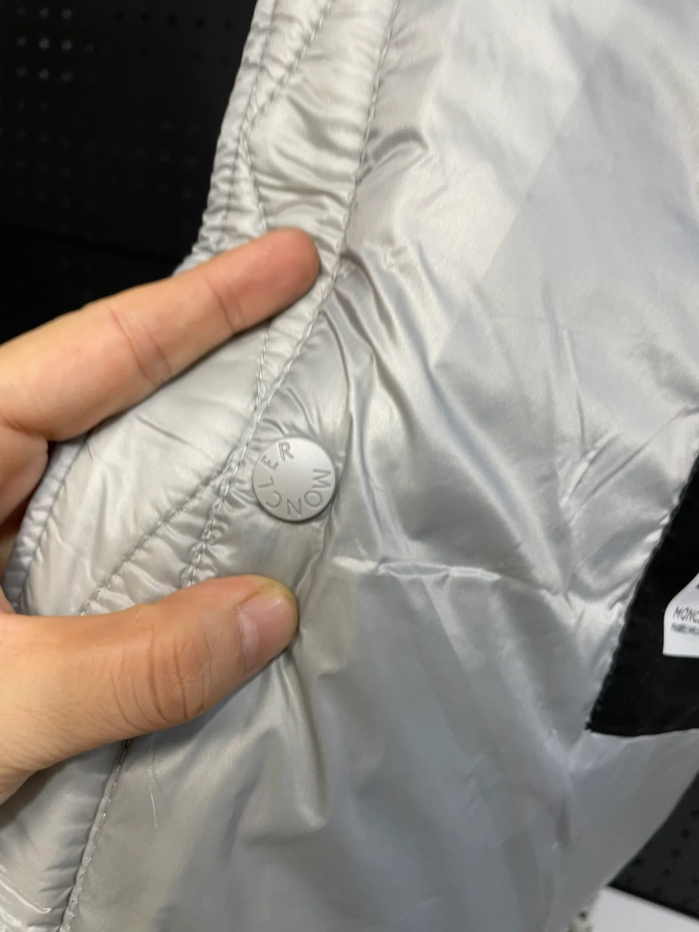 P980 Fei Dong collaborates with Moncler. Moncler once again joins hands with Pharrell Williams to create a joint series. The top 90 white duck I chose this time is the Moncler Genius product line. This Oak jacket is made of technical nylon, equipped with snap pockets and down padding to create the best warmth. The unique triangular car line will create a more artistic visual effect as a whole. The solid color dress is only decorated with LOGO on the chest and arms, which will not be too public while retaining the joint identity. It is also very versatile when paired together. This design technique has also appeared many times in Fei Dong’s joint brands, which is quite recognizable. Size: 1-5