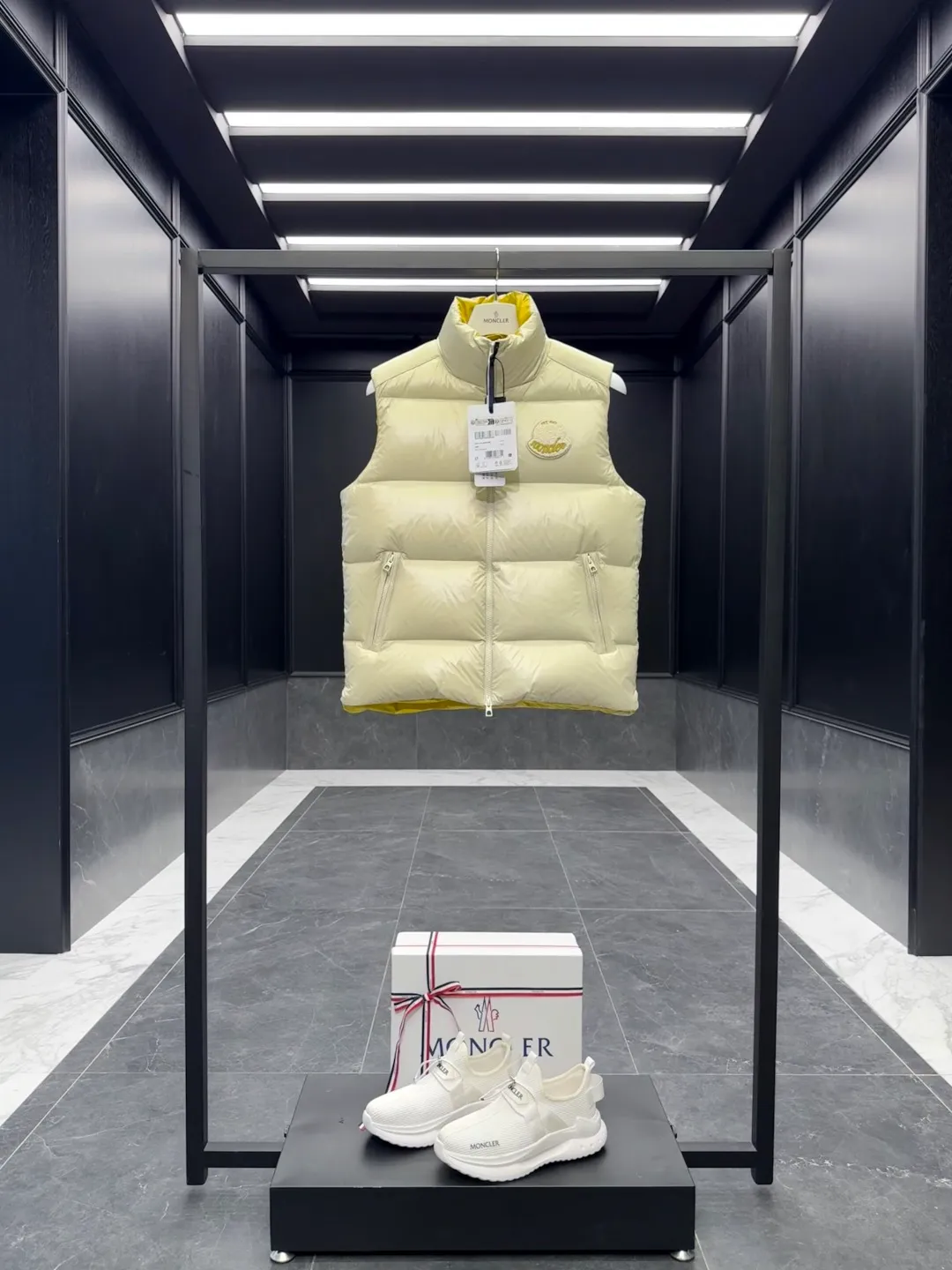 P680 Down Vest⬆️Moncler Lipsi down vest. Contrast color splicing design. Super full filling. Lipsi men's down vest is made of shiny nylon laqué fabric, suitable for wearing in different seasons, bringing warmth and care.  The Lipsi short down vest embodies Moncler's classic design and is a must-have item for your wardrobe from season to season. Crafted from lightweight, functional nylon laqué fabric, it has a contrast lining for a vibrant feel. Details •Made from lightweight nylon laqué fabric •Lightweight nylon laqué lining •Filled with down •Stand-up collar •Zipper closure •Zip pockets •Chenille logo patch Size: 1-5 Black/Ivory Couple Style