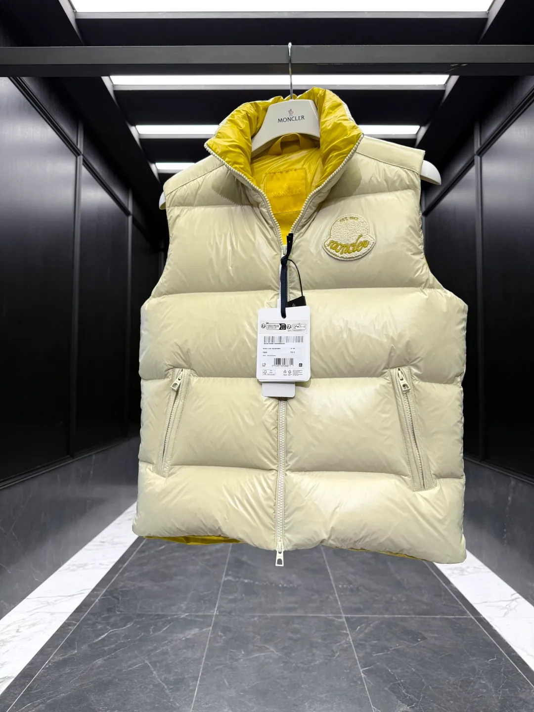 P680 Down Vest⬆️Moncler Lipsi down vest. Contrast color splicing design. Super full filling. Lipsi men's down vest is made of shiny nylon laqué fabric, suitable for wearing in different seasons, bringing warmth and care.  The Lipsi short down vest embodies Moncler's classic design and is a must-have item for your wardrobe from season to season. Crafted from lightweight, functional nylon laqué fabric, it has a contrast lining for a vibrant feel. Details •Made from lightweight nylon laqué fabric •Lightweight nylon laqué lining •Filled with down •Stand-up collar •Zipper closure •Zip pockets •Chenille logo patch Size: 1-5 Black/Ivory Couple Style