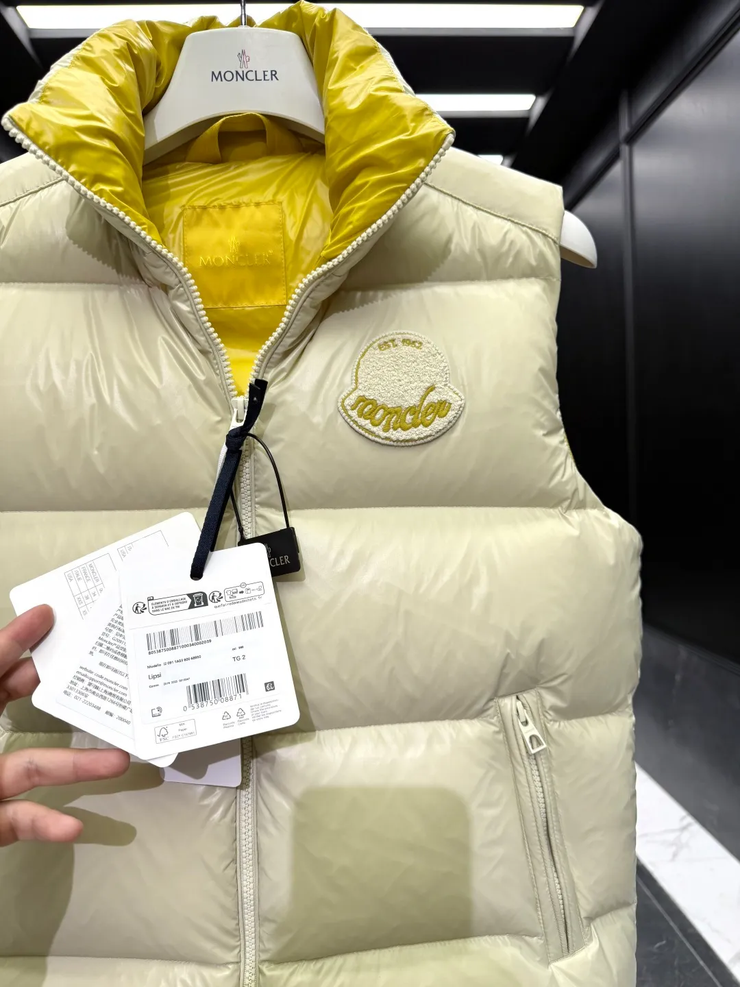 P680 Down Vest⬆️Moncler Lipsi down vest. Contrast color splicing design. Super full filling. Lipsi men's down vest is made of shiny nylon laqué fabric, suitable for wearing in different seasons, bringing warmth and care.  The Lipsi short down vest embodies Moncler's classic design and is a must-have item for your wardrobe from season to season. Crafted from lightweight, functional nylon laqué fabric, it has a contrast lining for a vibrant feel. Details •Made from lightweight nylon laqué fabric •Lightweight nylon laqué lining •Filled with down •Stand-up collar •Zipper closure •Zip pockets •Chenille logo patch Size: 1-5 Black/Ivory Couple Style