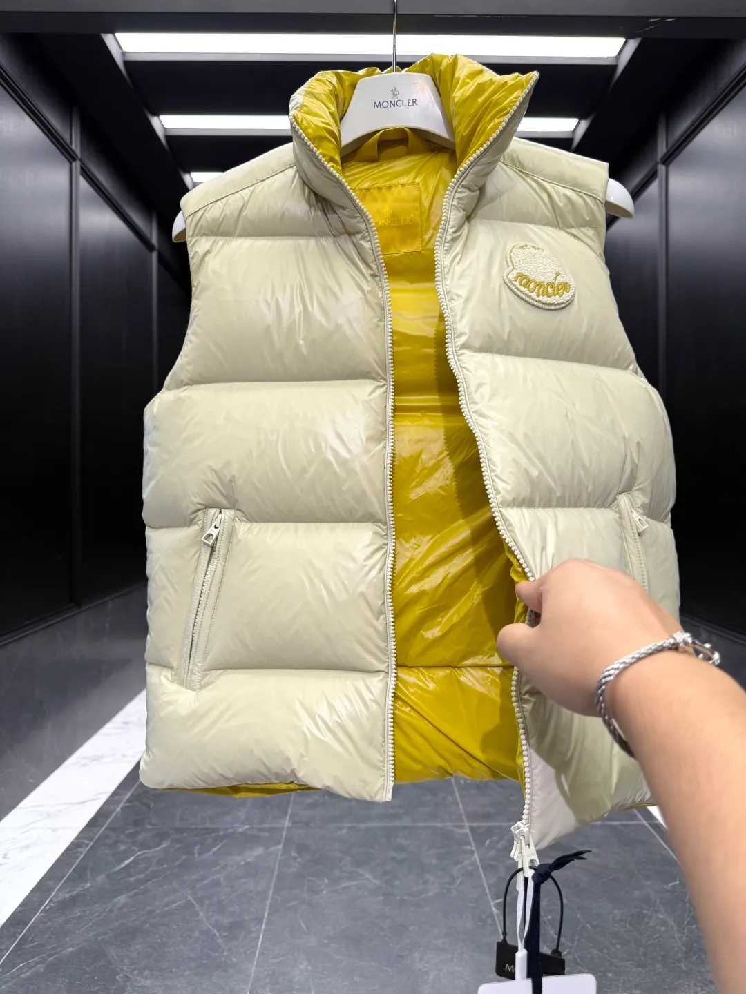 P680 Down Vest⬆️Moncler Lipsi down vest. Contrast color splicing design. Super full filling. Lipsi men's down vest is made of shiny nylon laqué fabric, suitable for wearing in different seasons, bringing warmth and care.  The Lipsi short down vest embodies Moncler's classic design and is a must-have item for your wardrobe from season to season. Crafted from lightweight, functional nylon laqué fabric, it has a contrast lining for a vibrant feel. Details •Made from lightweight nylon laqué fabric •Lightweight nylon laqué lining •Filled with down •Stand-up collar •Zipper closure •Zip pockets •Chenille logo patch Size: 1-5 Black/Ivory Couple Style