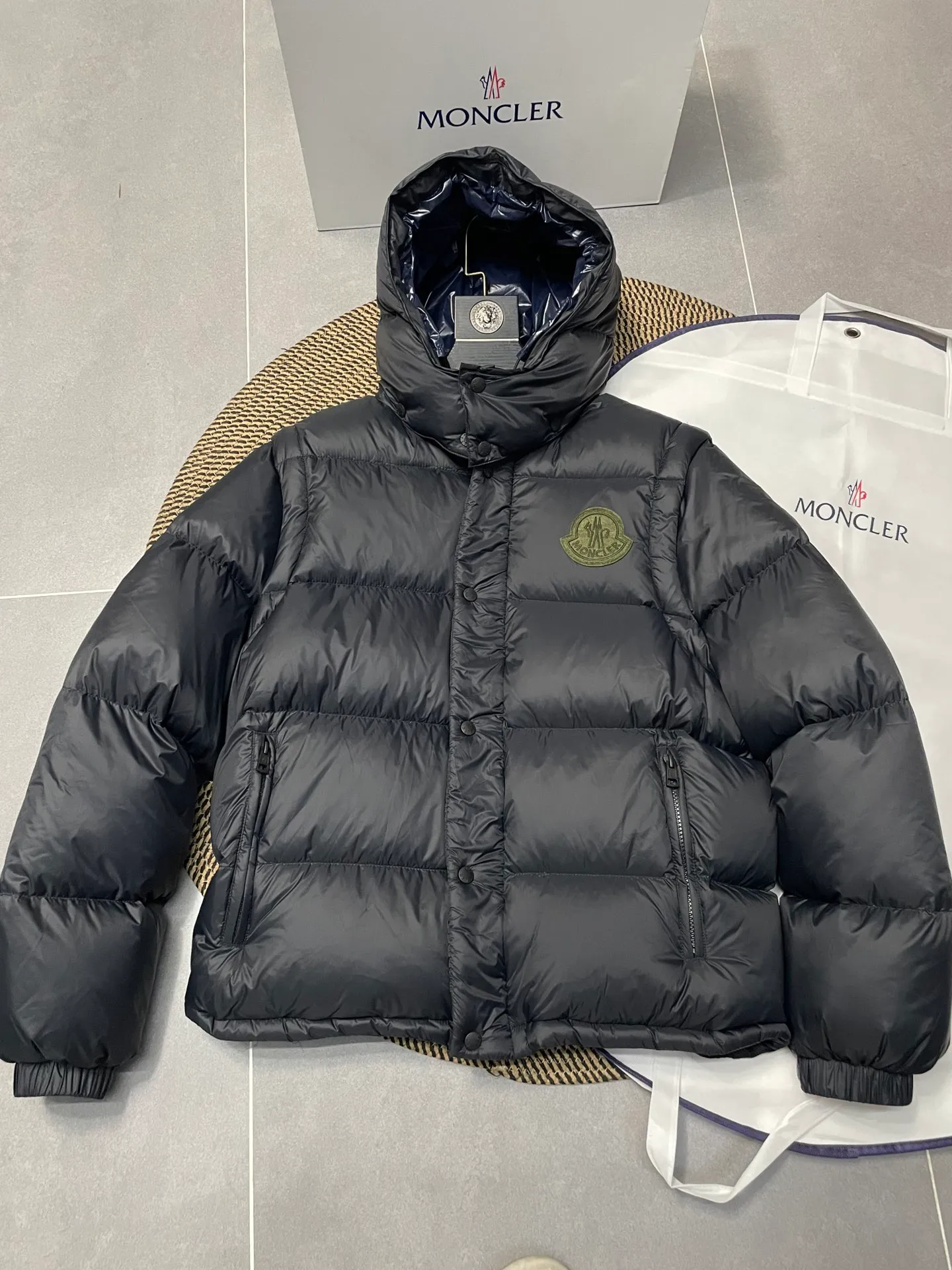 P780 Premium down ⬆️Moncler Cyclone 2-in-1 down jacket. ⚠️Goose down filling, small size filling 320g➕, easy to wear in winter in one piece. Changeable/jacket/hooded vest/stand collar vest/hooded down jacket. The Cyclone down jacket is equipped with detachable sleeves and can be worn as a vest or jacket.  The Cyclone down jacket is a modern take on the classic silhouette of the 1980s, with a new, simple silhouette. This short down jacket is made from nylon and features easily removable sleeves, allowing you to convert the jacket into a vest. A removable hood and contrast lining complete the design. Details •Made from nylon fabric •Nylon laqué lining •Down filling •Removable hood and sleeves •Zip and snap closure •Zip pockets •Elastic cuffs •Elastic drawstring hem Size : 1-5 Black Chocolate Couple.
