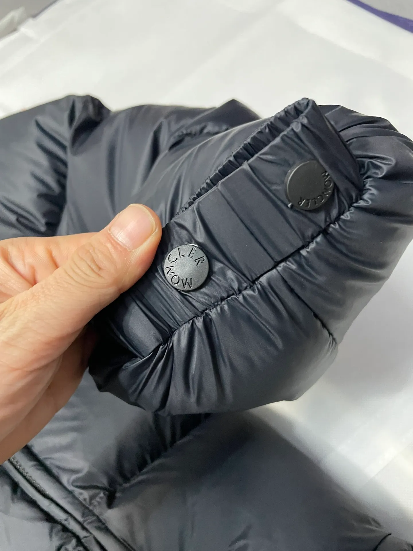 P780 Premium down ⬆️Moncler Cyclone 2-in-1 down jacket. ⚠️Goose down filling, small size filling 320g➕, easy to wear in winter in one piece. Changeable/jacket/hooded vest/stand collar vest/hooded down jacket. The Cyclone down jacket is equipped with detachable sleeves and can be worn as a vest or jacket.  The Cyclone down jacket is a modern take on the classic silhouette of the 1980s, with a new, simple silhouette. This short down jacket is made from nylon and features easily removable sleeves, allowing you to convert the jacket into a vest. A removable hood and contrast lining complete the design. Details •Made from nylon fabric •Nylon laqué lining •Down filling •Removable hood and sleeves •Zip and snap closure •Zip pockets •Elastic cuffs •Elastic drawstring hem Size : 1-5 Black Chocolate Couple.
