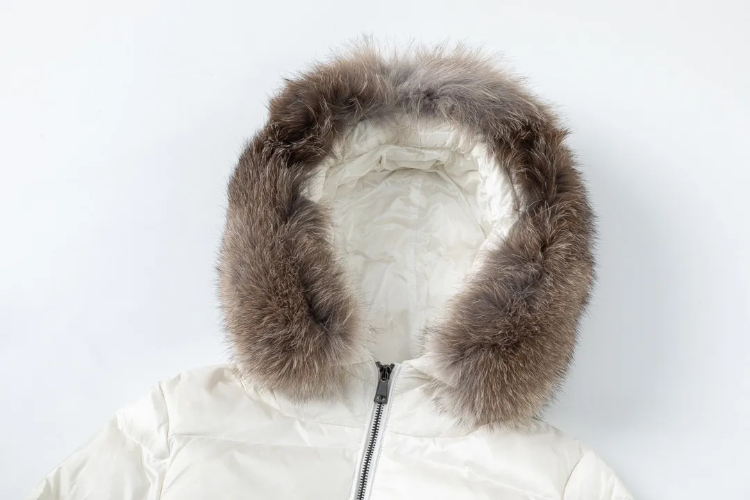 P1020 (with dust bag) MONCLER/moner hermifur series women's short heavy-crafted nylon down jacket. Jumpsuit hood with removable fox fox real fur collar, plated hardware die-cast zipper and invisible snap button front placket. Comes with original color belt and three-level snap button, which can be freely adjusted. There are four internal seams on both sides of the drawbar above the waist, making the waist slimmer and not bloated. Double-layer flap pockets with black painted snap buttons. All colors are matched with original color belts, three-level snap buttons, and the elasticity can be adjusted freely. The fabric is soft and comfortable, the velvet has good fluffiness, and the slim fit upper body is light, neat, warm, and not bloated. Color: White/Black Size: 1/2/3/4