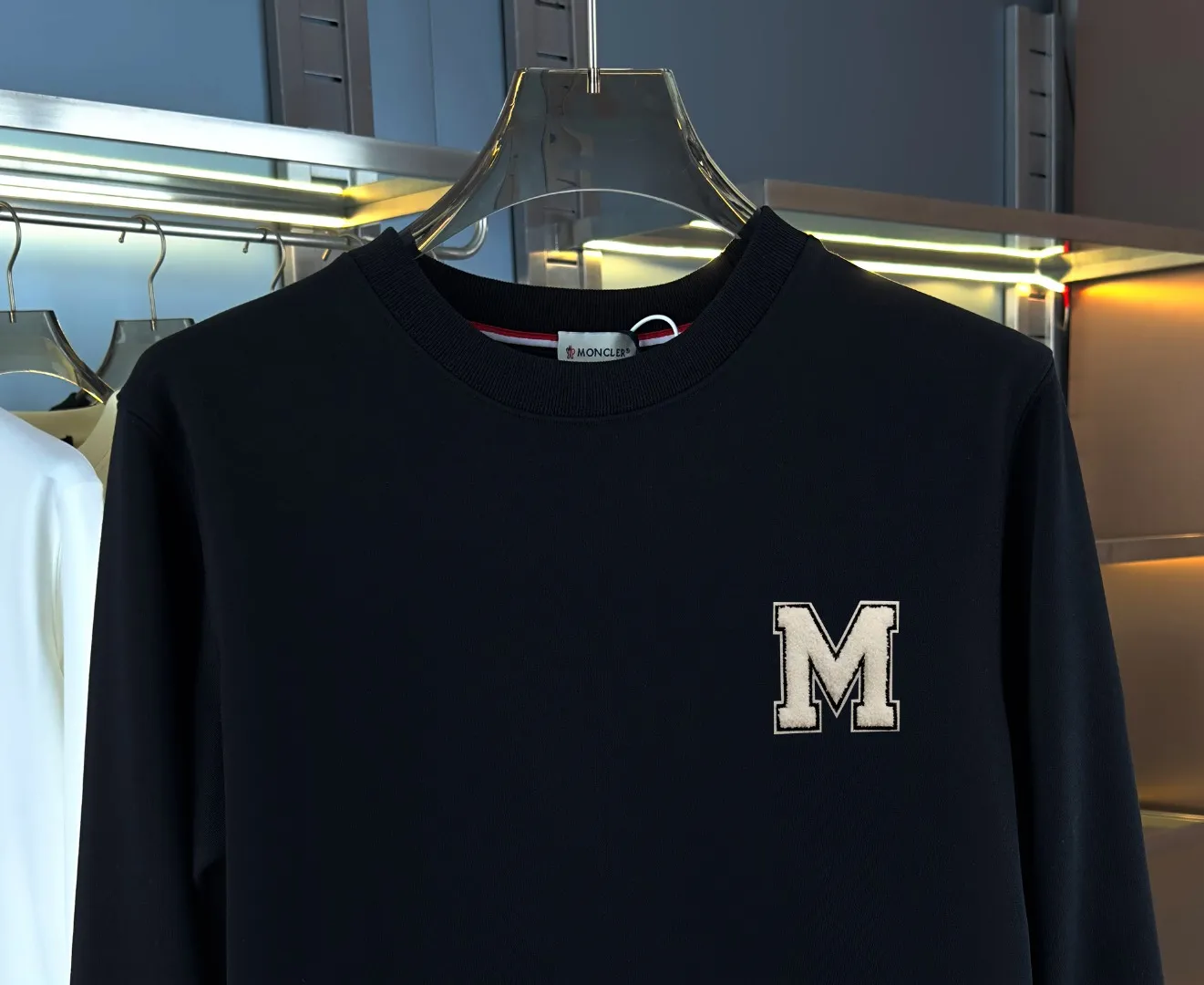 P210 high version sweatshirt) 📦With exclusive picture packaging📦 [Long-term ready stock] Upgraded version "Mobile phone smart sensor ~ NFC chip armband ~ Direct access to the official website anti-counterfeiting" 〖 𝐌𝐎𝐍𝐂𝐋𝐄𝐑 ~ Mouth covering〗 2025 new high quality, using 450g heavyweight fabric Different from the market currency, you can mix and match everything at will and you will be handsome😎The whole clothes is made of double waistcoats. The double waistcoats make the whole dress more three-dimensional. It is not an ordinary factory that can do such fine work. 2025 autumn and winter new style, on sale at the counter, exquisite printed round neck terry sweatshirt. High-end double-ply cotton. Customized stretch ribs are dyed in the same vat. Three standards are complete. It is matched with digital printing patterns and is very breathable. Same style for men and women. Color: black, white, apricot. Size: S M L XL 2XL