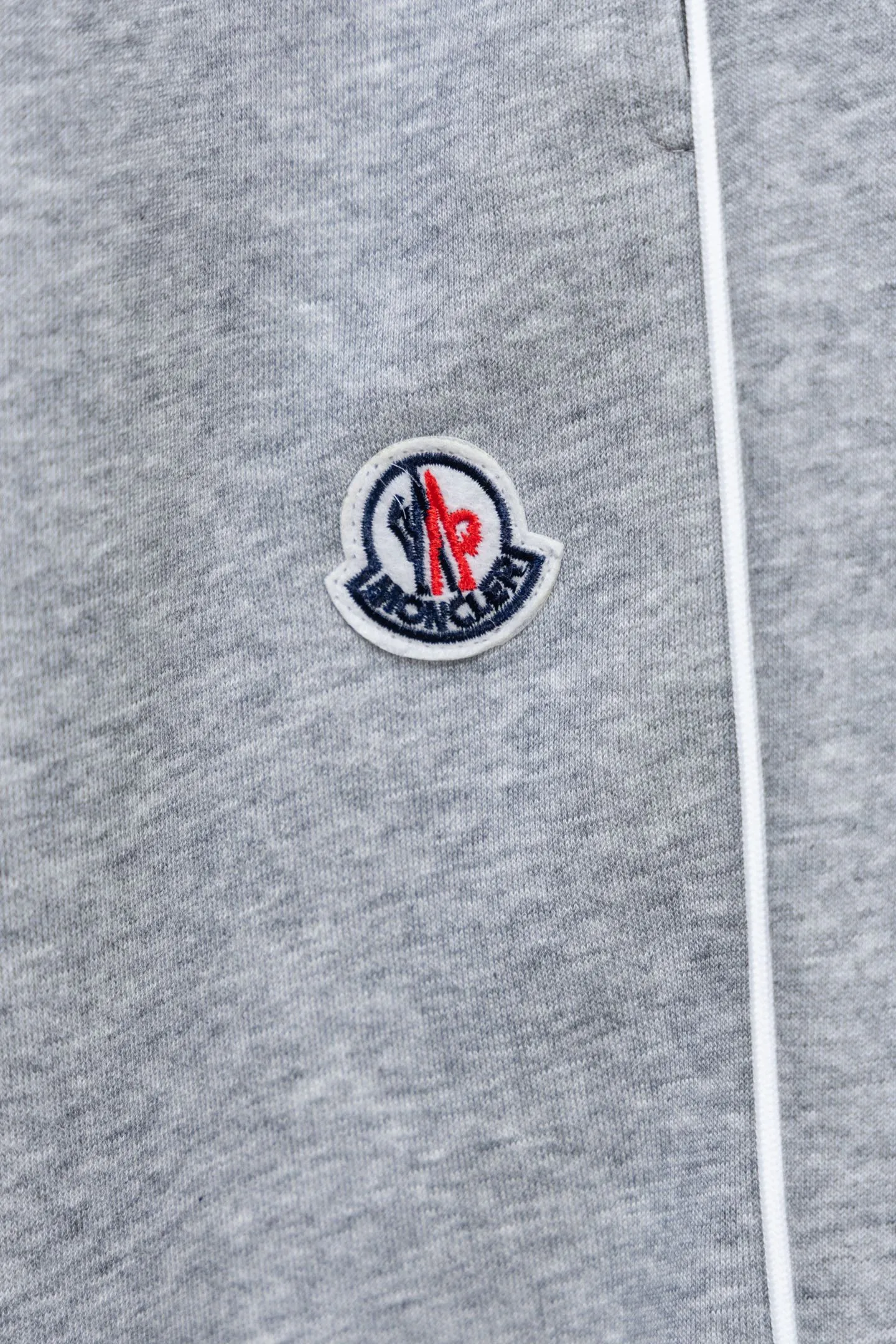 P220 Model No. J0198 MONCLER Men's classic embroidered logo webbing straight pants Made of 460 grams of pure cotton terry fabric with clear threading and 10,000-needle embroidery. Original order customization 1:1 with smooth and delicate lines. Better hand feel and texture. Not easy to deform, not easy to shrink, not easy to fade. Maintains long-lasting beauty. Color Black Gray Size S-XL