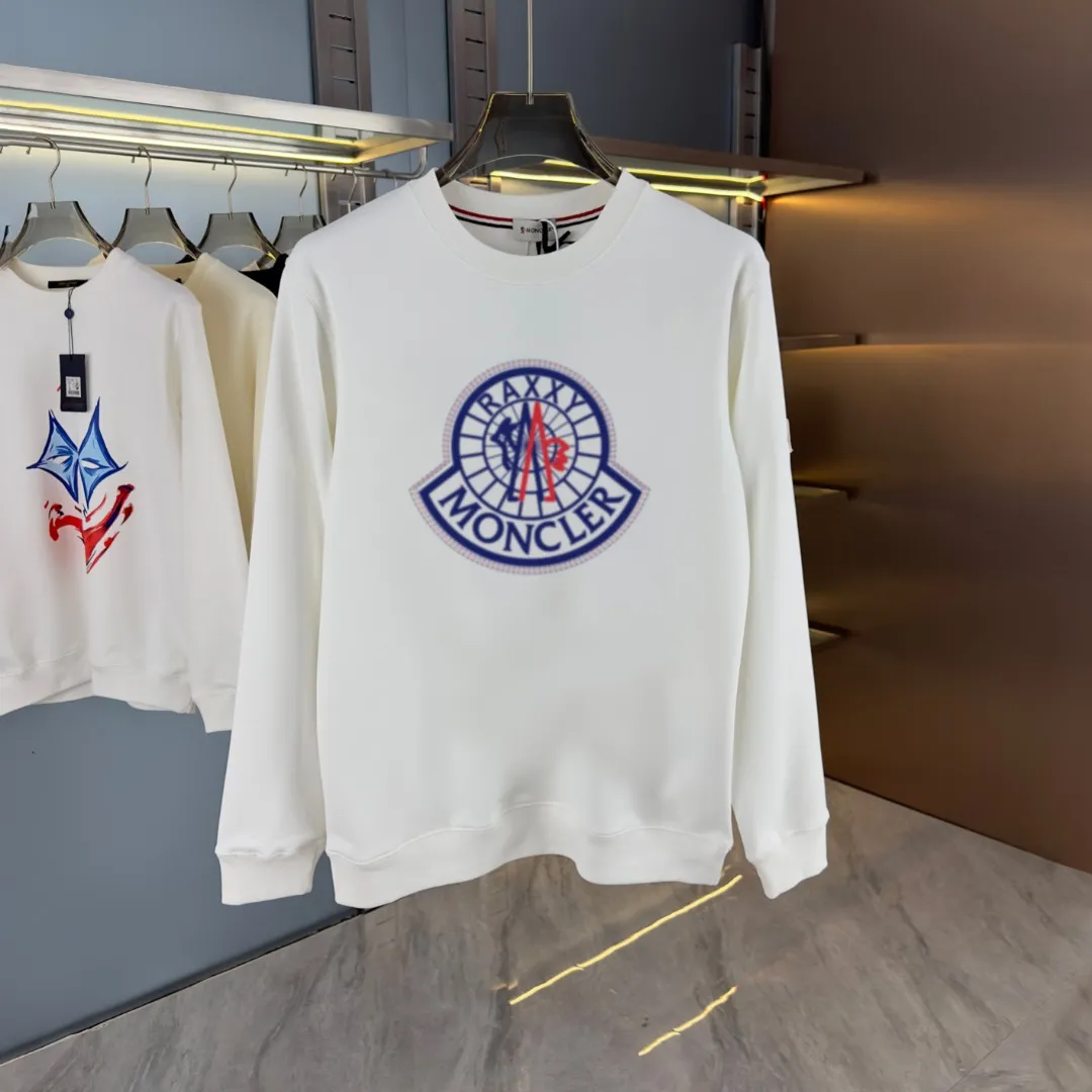 P210 High-version sweatshirt) [Long-term stock] 〖𝐌𝐎𝐍𝐂𝐋𝐄𝐑~Mask〗 Made of 440g heavy-weight fabric. It is different from the market currency. It can be matched with any variety and is properly handsome. 😎The whole dress is made of double waistcoats. The double waistcoats make the whole dress more three-dimensional. Not ordinary factories can do such fine work. 2025 Spring runway version of the T stage, on sale at the counter, round neck terry sweatshirt, high-end double-strand pure cotton, custom-made stretch ribs, dyed in the same vat, complete with three standards, matched with exquisite embroidered LOGO on the chest, simple and advanced, same style for men and women. Color: black, apricot, white, size: S M L XL 2XL