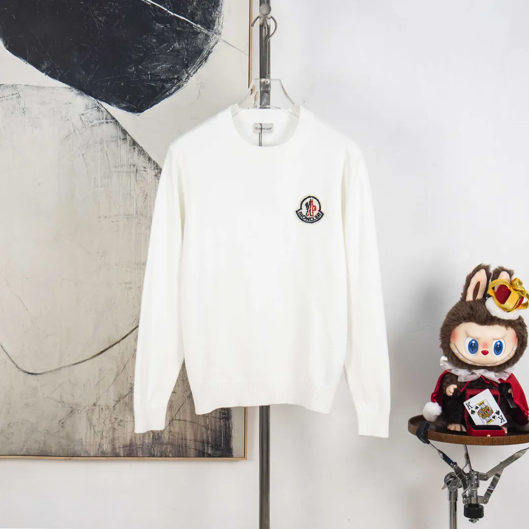 P290 💰zp version [exclusive supply] MONCLER/mask 2025Fw Classic chest badge logo letter logo Simple casual pullover sweater Imported wool blended fabric Upgraded, inspired by the 1980s retro Original fabric Official same style Round neck Long sleeve suit Customized mesh sweater knitted fabric Very comfortable to the touch The latest brick cabinets in spring and summer are in sync with each other Fashionable and individual Super versatile and good-looking style Very suitable for both men and women A must-have for everyone, hang tag, collar label, washed wheat, three complete labels, color: black, white, gray, size: M L XL 2XL 3XL number: YK10500