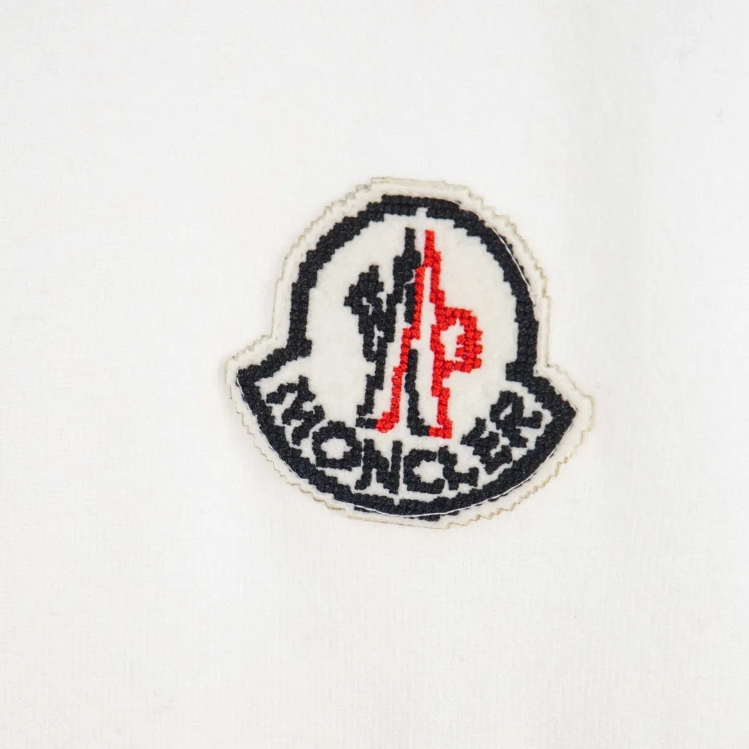P290 💰zp version [exclusive supply] MONCLER/mask 2025Fw Classic chest badge logo letter logo Simple casual pullover sweater Imported wool blended fabric Upgraded, inspired by the 1980s retro Original fabric Official same style Round neck Long sleeve suit Customized mesh sweater knitted fabric Very comfortable to the touch The latest brick cabinets in spring and summer are in sync with each other Fashionable and individual Super versatile and good-looking style Very suitable for both men and women A must-have for everyone, hang tag, collar label, washed wheat, three complete labels, color: black, white, gray, size: M L XL 2XL 3XL number: YK10500