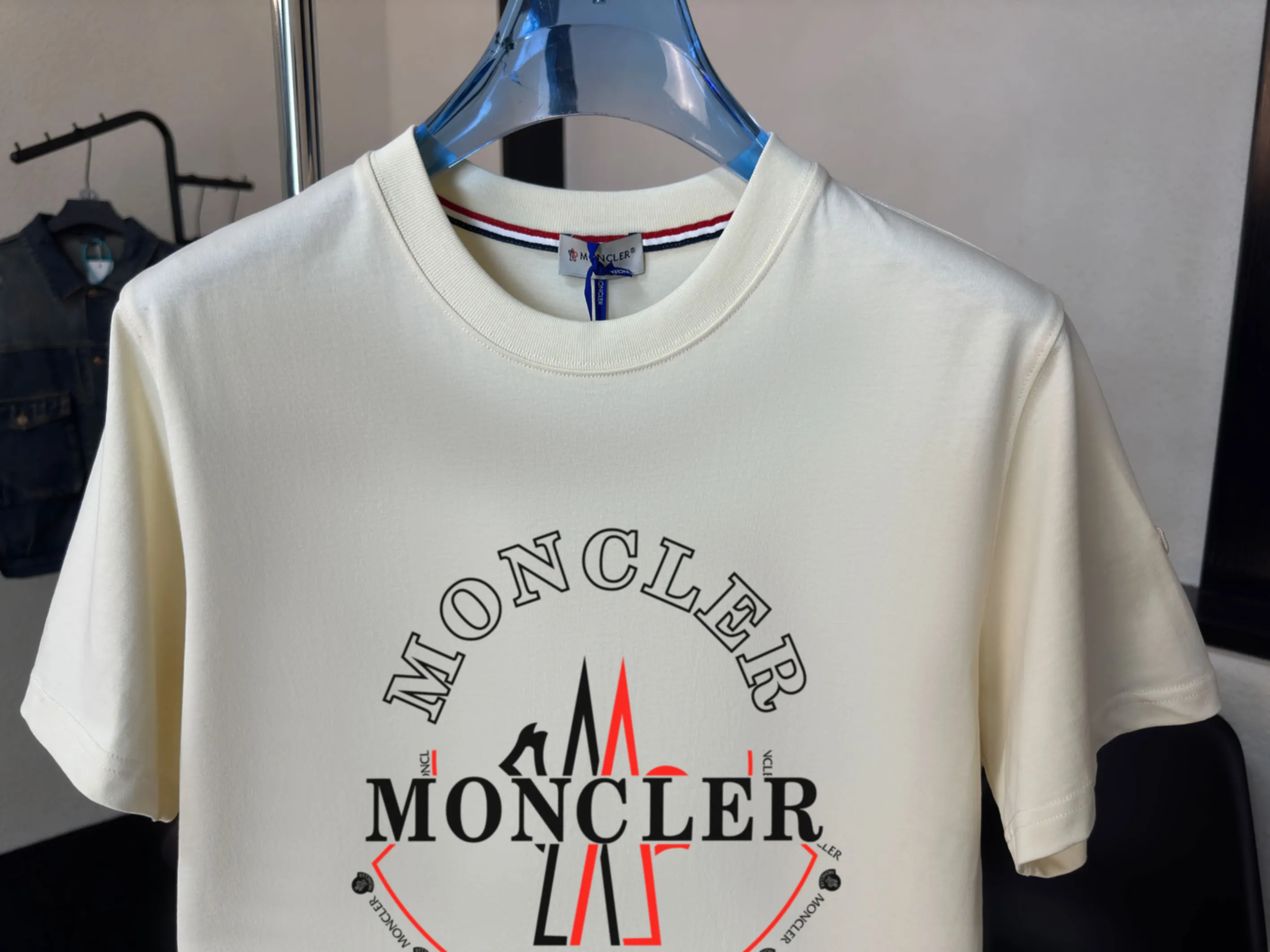 P140 Upgraded version "Mobile phone smart sensor ~ NFC chip armband ~ Direct access to the official website for anti-counterfeiting" "Moncler ~ Mouth Mouth" 2025 new high-quality round neck short-sleeved T-shirt. The cuffs have imported embroidered labels. Customized dyeing, very comfortable to touch. Super versatile and good-looking short-sleeved. Complete with three labels. Non-market ordinary version. Feel free to compare. Quality is absolutely guaranteed! ‼ First of all, this original fabric is all custom-woven with 32-count double yarn fabric, 250G, and the weight is the same‼ Fine workmanship, double waistcoat method, double waistcoat method, double waistcoat method makes the whole dress more three-dimensional, which is not a craft that ordinary T-shirts can achieve🤪 Size: S-M-L-XL-2XL Color: black, white, apricot, same style for men and women