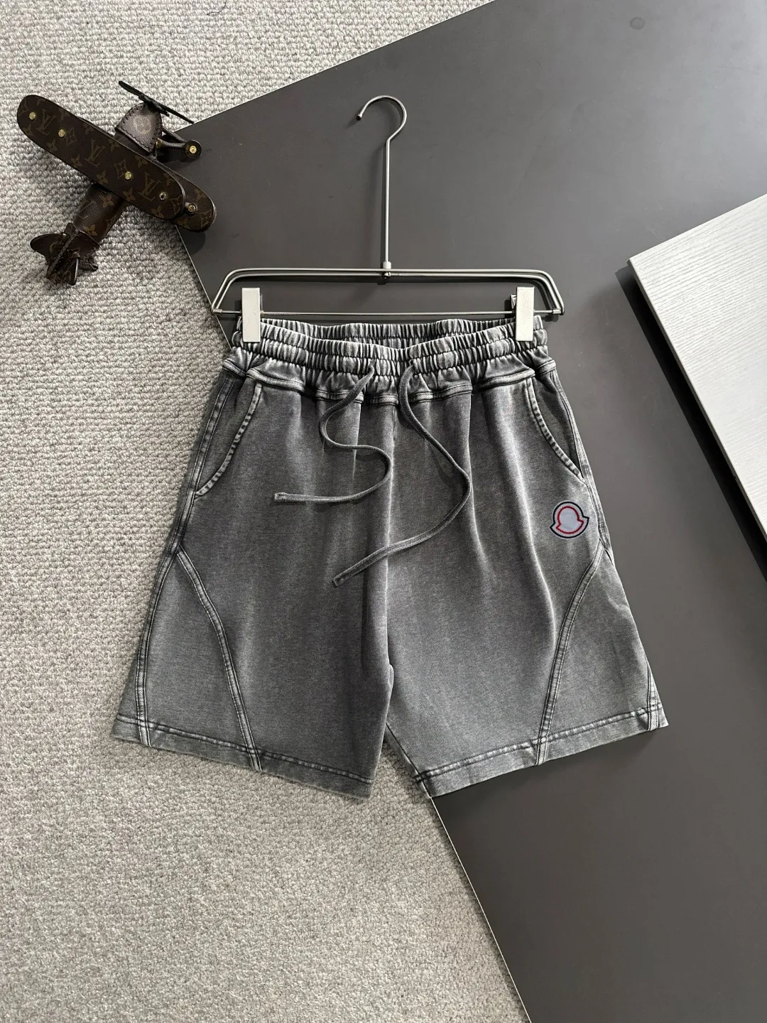 Next day shipment P300 High quality MONCLER/muzzle 2025 spring and summer new style high-definition elastic band casual solid color loose shorts, made with machines imported from Italy. The hem of the trousers is stitched with two needles. The stitching is fine and firm. The fabric is customized at the counter and has high breathability and comfort. The details are impeccable. The brand element design concept reflects high quality. It feels delicate and soft! It presents a casual cut and the upper body shape is great! Size: S-XXL