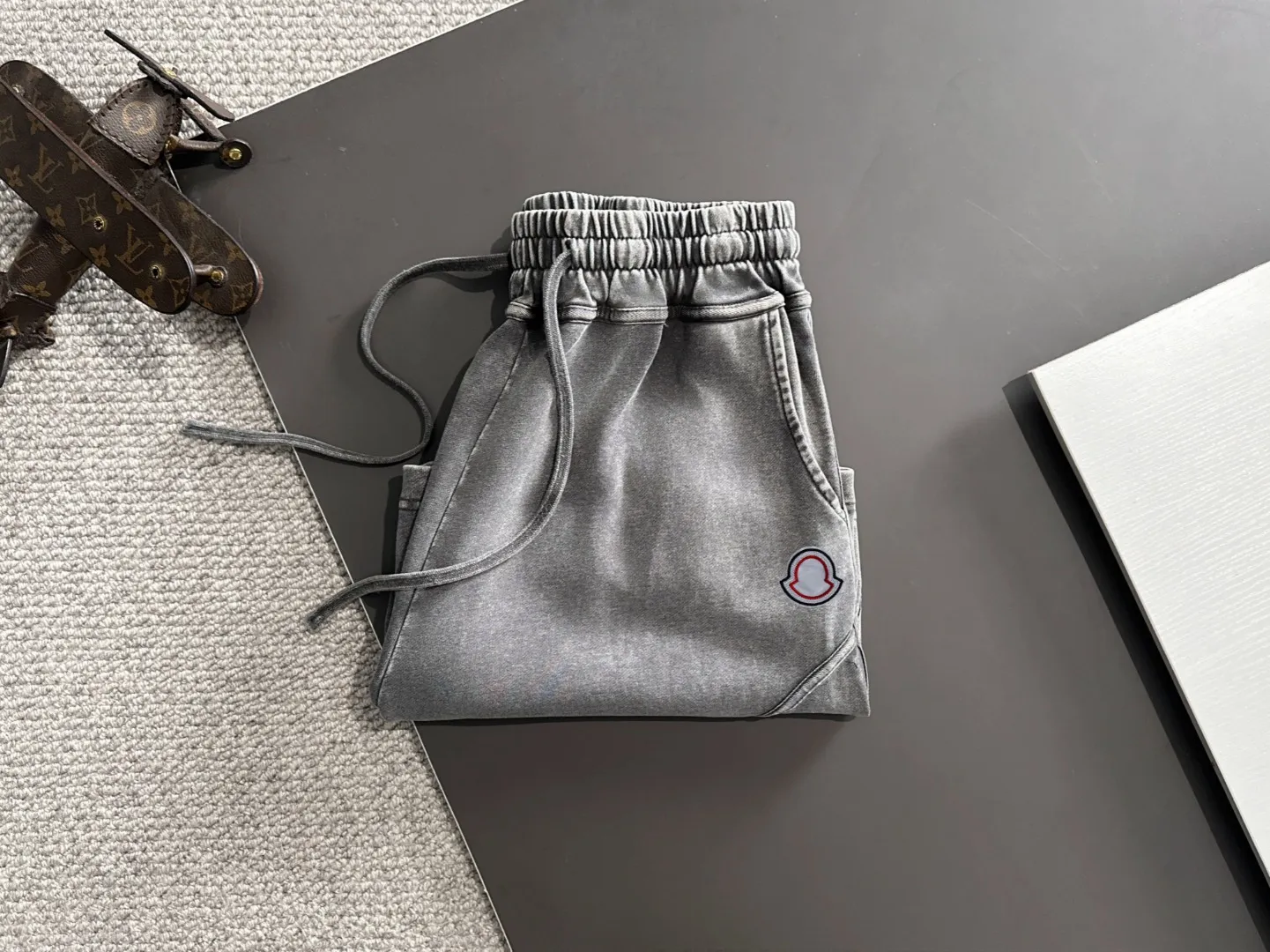 Next day shipment P300 High quality MONCLER/muzzle 2025 spring and summer new style high-definition elastic band casual solid color loose shorts, made with machines imported from Italy. The hem of the trousers is stitched with two needles. The stitching is fine and firm. The fabric is customized at the counter and has high breathability and comfort. The details are impeccable. The brand element design concept reflects high quality. It feels delicate and soft! It presents a casual cut and the upper body shape is great! Size: S-XXL