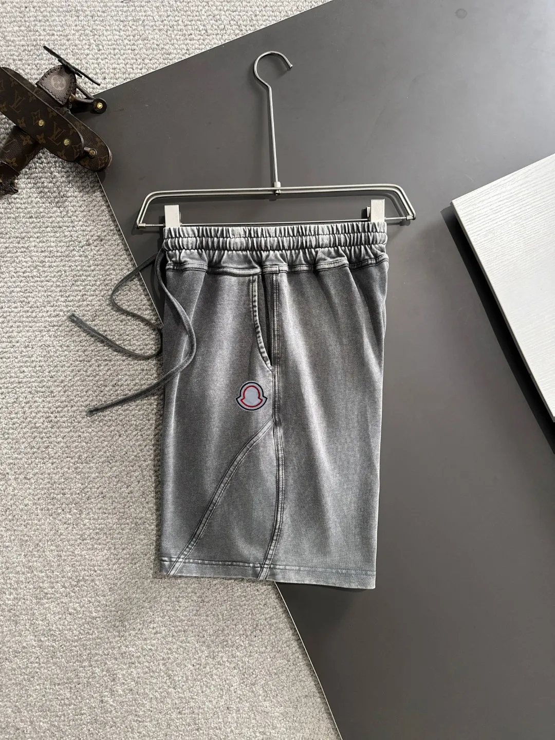 Next day shipment P300 High quality MONCLER/muzzle 2025 spring and summer new style high-definition elastic band casual solid color loose shorts, made with machines imported from Italy. The hem of the trousers is stitched with two needles. The stitching is fine and firm. The fabric is customized at the counter and has high breathability and comfort. The details are impeccable. The brand element design concept reflects high quality. It feels delicate and soft! It presents a casual cut and the upper body shape is great! Size: S-XXL