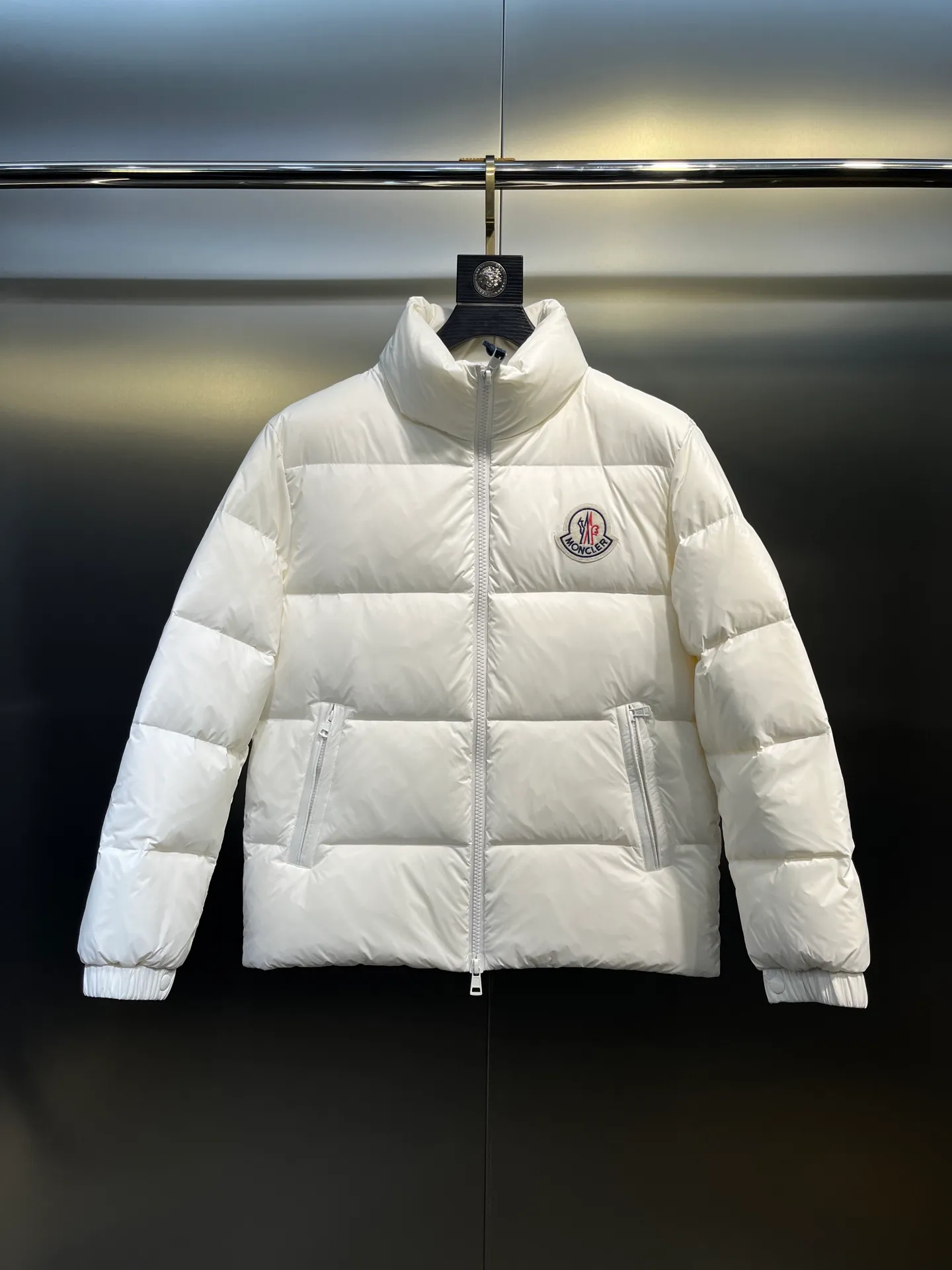 P760 Moncler Citala🌟 Short men's down jacket. Looking at it, there is no other version on the market that can match it. 130w + one ton of premium European gooseneck velvet filling. 850+ fill power, which is twice as thick as the market version and twice as light. Citala men's short down jacket is made of pop-colored light fabric, highlighting the vitality of the series. Made from lightweight nylon with a longue saison lining, the Citala down jacket is comfortable and warm without being bulky. This cropped down jacket has a comfortable fit, a signature turtleneck and a quilted, checkered silhouette. Details size: 12345