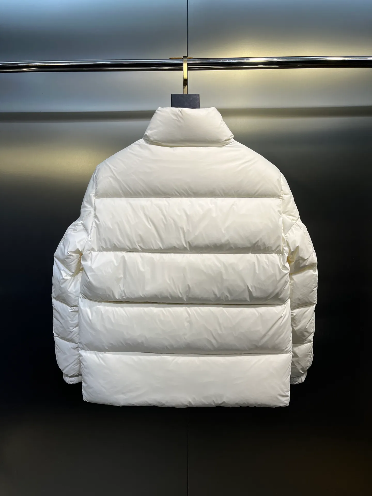 P760 Moncler Citala🌟 Short men's down jacket. Looking at it, there is no other version on the market that can match it. 130w + one ton of premium European gooseneck velvet filling. 850+ fill power, which is twice as thick as the market version and twice as light. Citala men's short down jacket is made of pop-colored light fabric, highlighting the vitality of the series. Made from lightweight nylon with a longue saison lining, the Citala down jacket is comfortable and warm without being bulky. This cropped down jacket has a comfortable fit, a signature turtleneck and a quilted, checkered silhouette. Details size: 12345