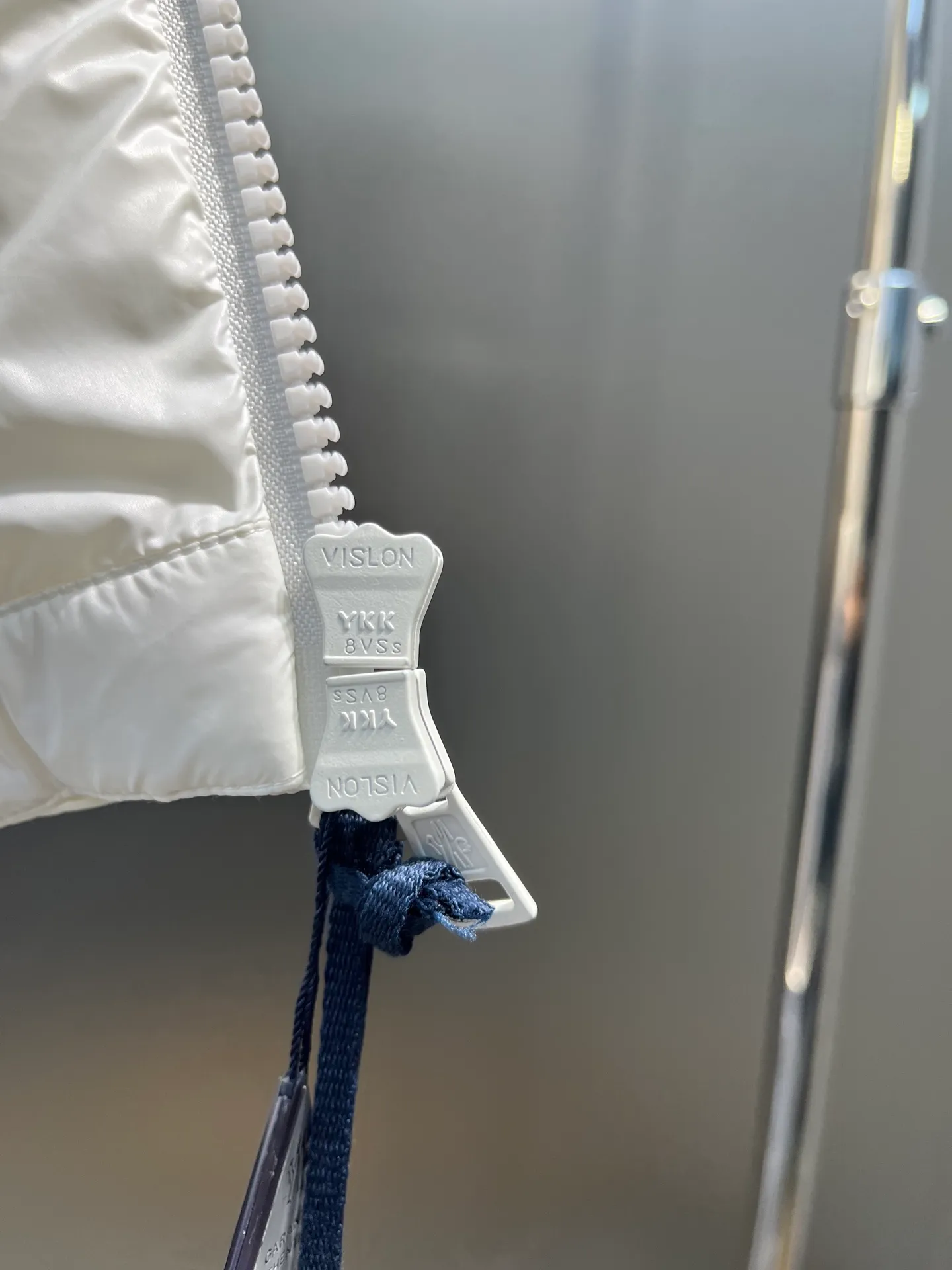 P760 Moncler Citala🌟 Short men's down jacket. Looking at it, there is no other version on the market that can match it. 130w + one ton of premium European gooseneck velvet filling. 850+ fill power, which is twice as thick as the market version and twice as light. Citala men's short down jacket is made of pop-colored light fabric, highlighting the vitality of the series. Made from lightweight nylon with a longue saison lining, the Citala down jacket is comfortable and warm without being bulky. This cropped down jacket has a comfortable fit, a signature turtleneck and a quilted, checkered silhouette. Details size: 12345