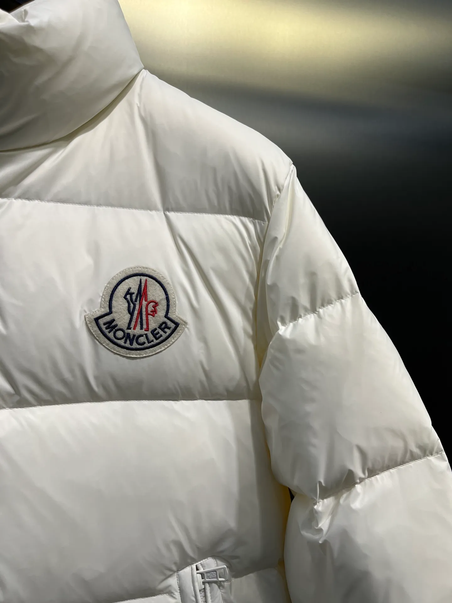 P760 Moncler Citala🌟 Short men's down jacket. Looking at it, there is no other version on the market that can match it. 130w + one ton of premium European gooseneck velvet filling. 850+ fill power, which is twice as thick as the market version and twice as light. Citala men's short down jacket is made of pop-colored light fabric, highlighting the vitality of the series. Made from lightweight nylon with a longue saison lining, the Citala down jacket is comfortable and warm without being bulky. This cropped down jacket has a comfortable fit, a signature turtleneck and a quilted, checkered silhouette. Details size: 12345