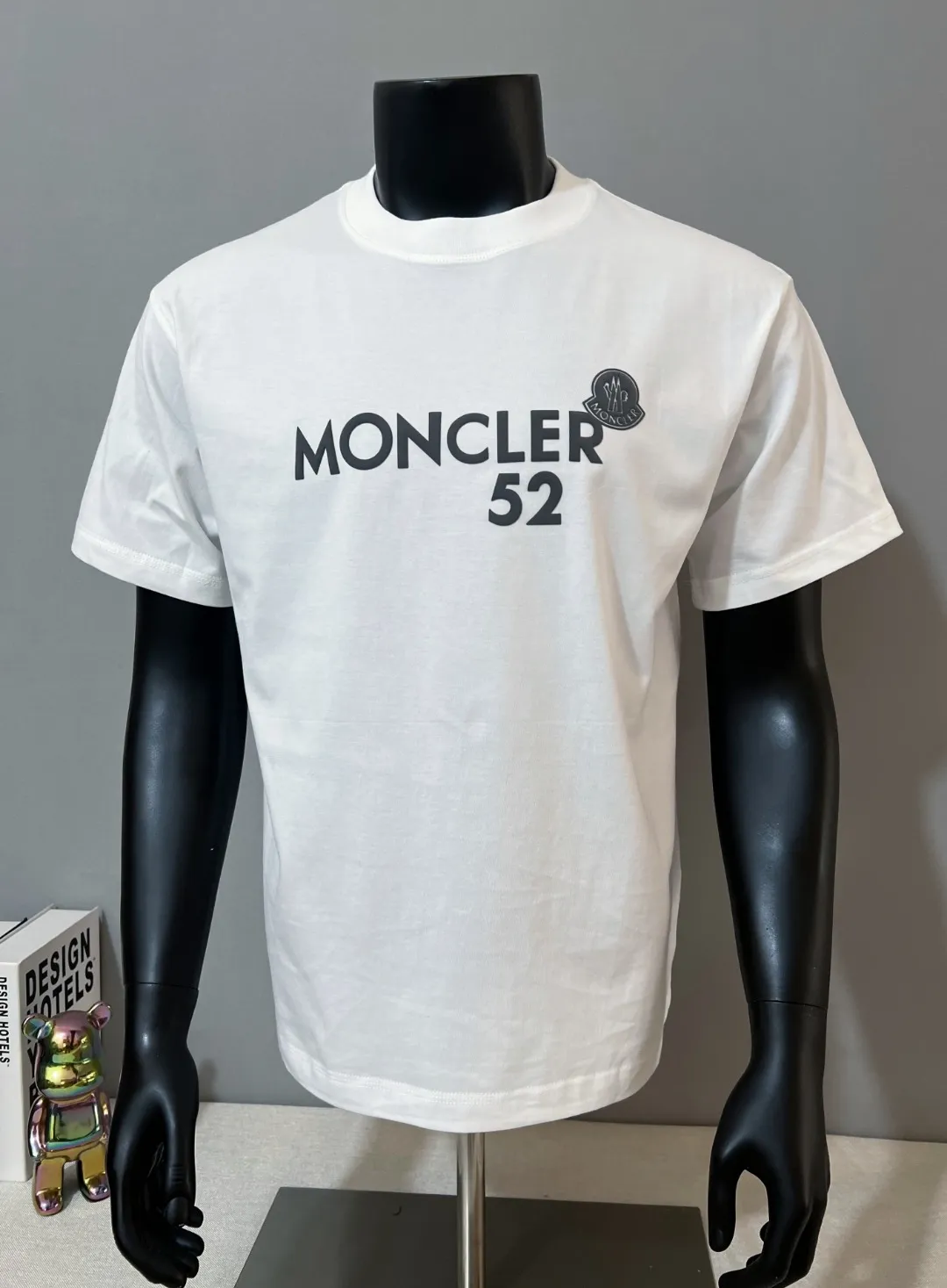 P150 Moncler MONCLER is new, 2026ss new short-sleeved T-shirt, the official website has synchronous foam printing Moncler logo technology, the details are correct to the official version, and the size of the logo is strictly controlled , standard size, foamed and taped details are in sync with the official; the fabric is made of 240g double yarn pure cotton fabric, imported woven thread, the neckline is boned to prevent deformation, the factory high-temperature washing process prevents shrinkage, the fabric is soft and breathable, scan the code and touch the NCF washed mark for identification, the details are in place, the upper body is simple and beautiful, European size version, loose and suitable, color: black, white, size XS-L (L size can wear 200 pounds)