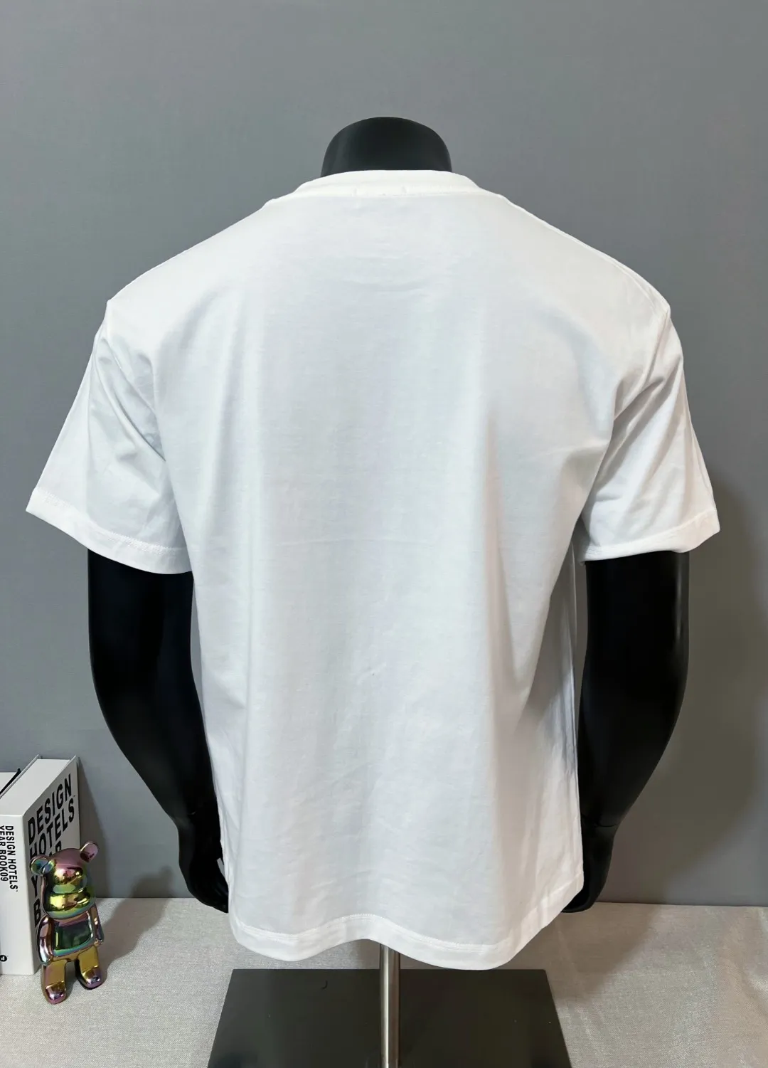 P150 Moncler MONCLER is new, 2026ss new short-sleeved T-shirt, the official website has synchronous foam printing Moncler logo technology, the details are correct to the official version, and the size of the logo is strictly controlled , standard size, foamed and taped details are in sync with the official; the fabric is made of 240g double yarn pure cotton fabric, imported woven thread, the neckline is boned to prevent deformation, the factory high-temperature washing process prevents shrinkage, the fabric is soft and breathable, scan the code and touch the NCF washed mark for identification, the details are in place, the upper body is simple and beautiful, European size version, loose and suitable, color: black, white, size XS-L (L size can wear 200 pounds)