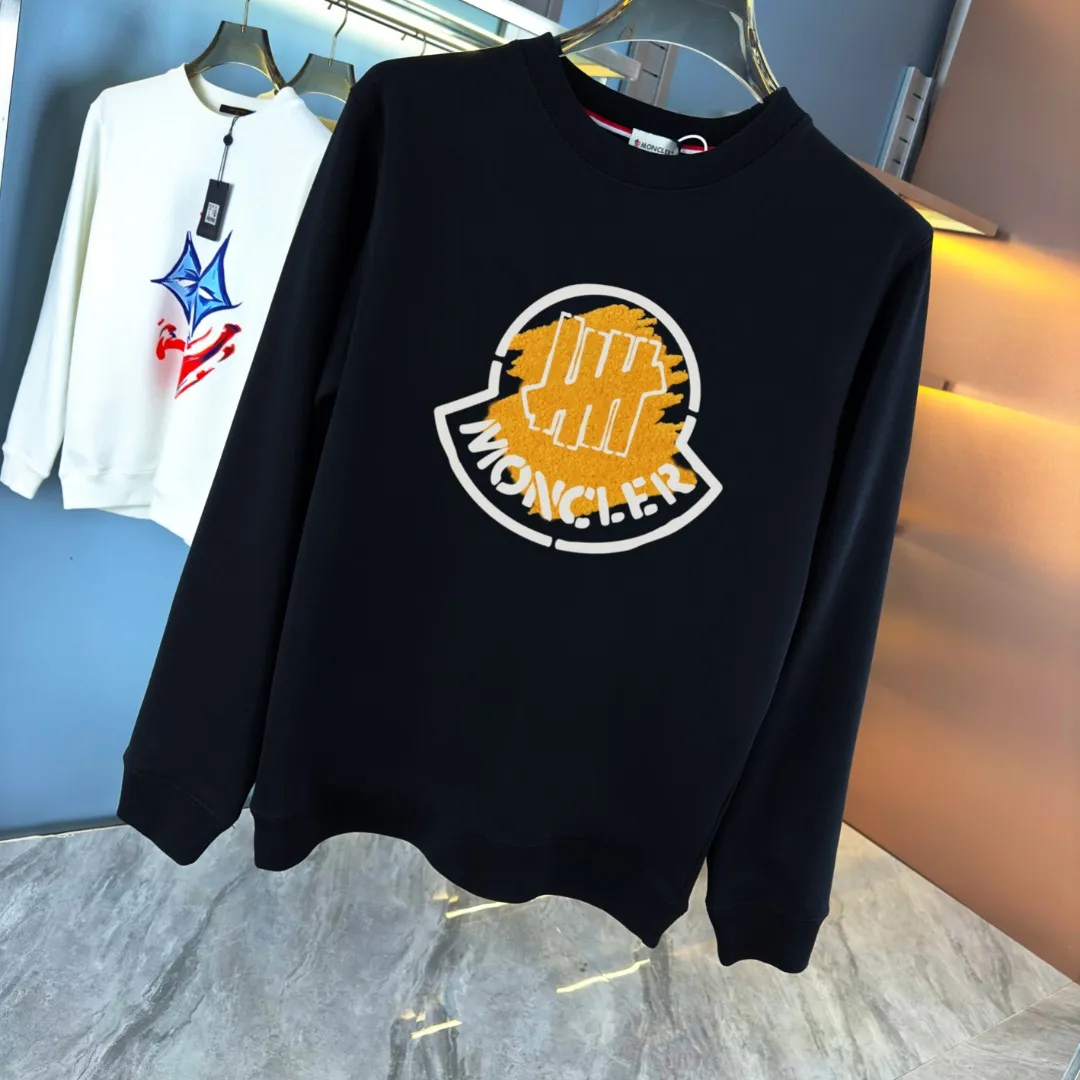 P210 high version sweatshirt) 📦With exclusive picture packaging📦 [Long-term ready stock] Upgraded version "Mobile phone smart sensor ~ NFC chip armband ~ Direct access to the official website anti-counterfeiting" 〖 𝐌𝐎𝐍𝐂𝐋𝐄𝐑 ~ Mouth covering〗 2025 new high quality, using 450g heavyweight fabric Different from the market currency, you can mix and match everything at will and you will be handsome😎The whole clothes is made of double waistcoats. The double waistcoats make the whole dress more three-dimensional. It is not an ordinary factory that can do such fine work. 2025 autumn and winter new style, on sale at the counter, exquisite printed round neck terry sweatshirt. High-end double-ply cotton. Customized stretch ribs are dyed in the same vat. Three standards are complete. It is matched with digital printing patterns and is very breathable. Same style for men and women. Color: black, white, apricot. Size: S M L XL 2XL