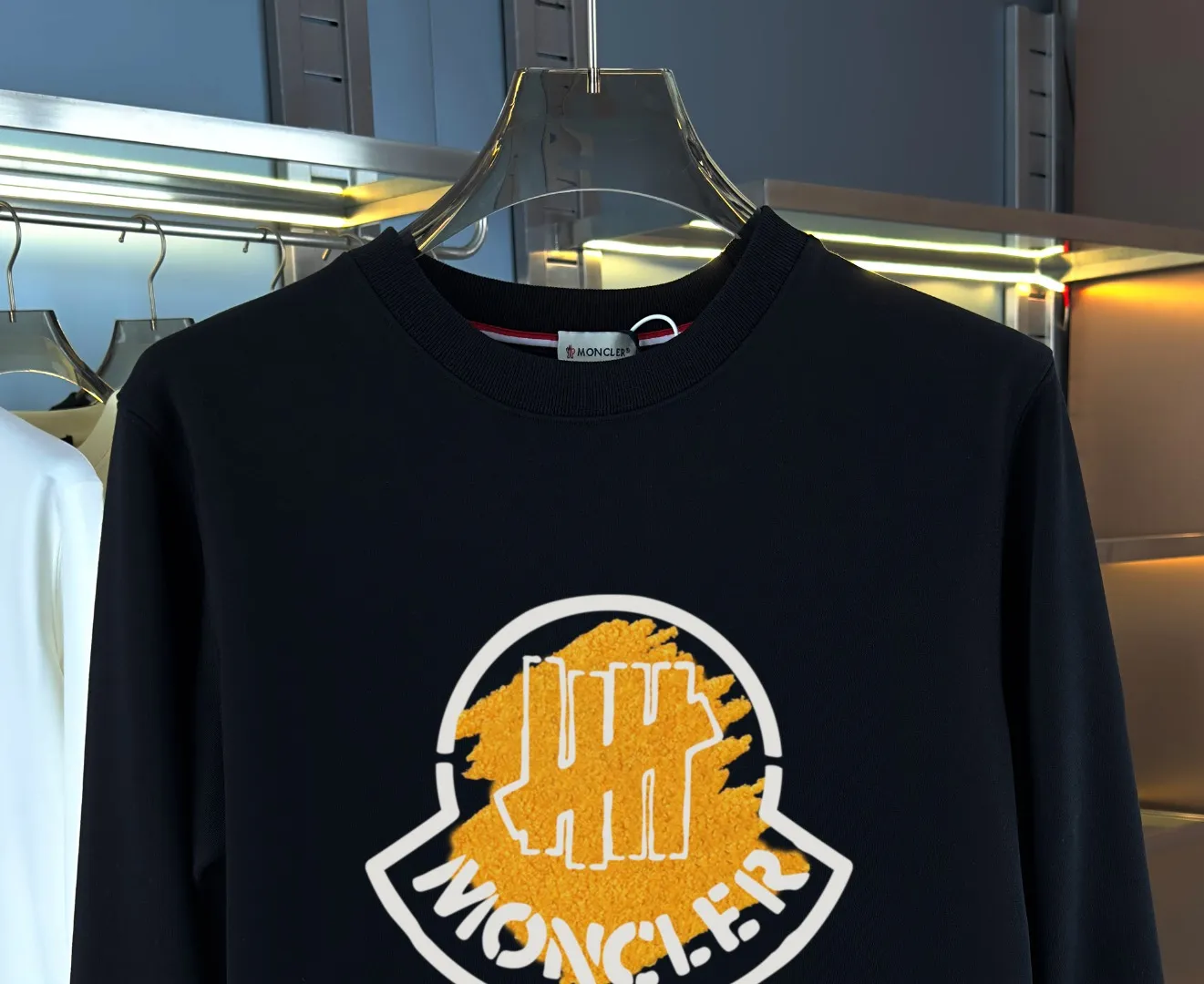 P210 high version sweatshirt) 📦With exclusive picture packaging📦 [Long-term ready stock] Upgraded version "Mobile phone smart sensor ~ NFC chip armband ~ Direct access to the official website anti-counterfeiting" 〖 𝐌𝐎𝐍𝐂𝐋𝐄𝐑 ~ Mouth covering〗 2025 new high quality, using 450g heavyweight fabric Different from the market currency, you can mix and match everything at will and you will be handsome😎The whole clothes is made of double waistcoats. The double waistcoats make the whole dress more three-dimensional. It is not an ordinary factory that can do such fine work. 2025 autumn and winter new style, on sale at the counter, exquisite printed round neck terry sweatshirt. High-end double-ply cotton. Customized stretch ribs are dyed in the same vat. Three standards are complete. It is matched with digital printing patterns and is very breathable. Same style for men and women. Color: black, white, apricot. Size: S M L XL 2XL